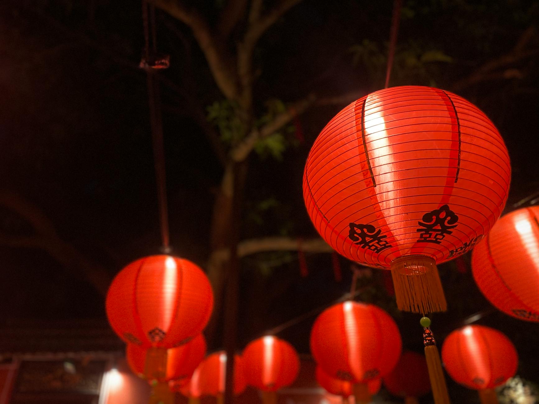 Czerwone chińskie lampiony nad ulicą nocą podczas festiwalu w George Town