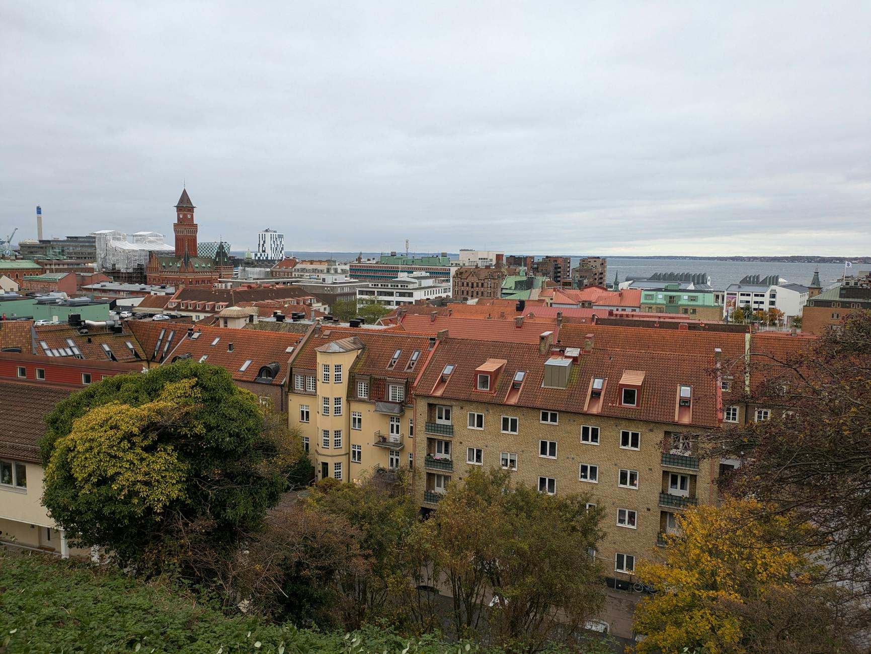 Historyczne dachy Helsingborga z widokiem na morze nad Bałtykiem