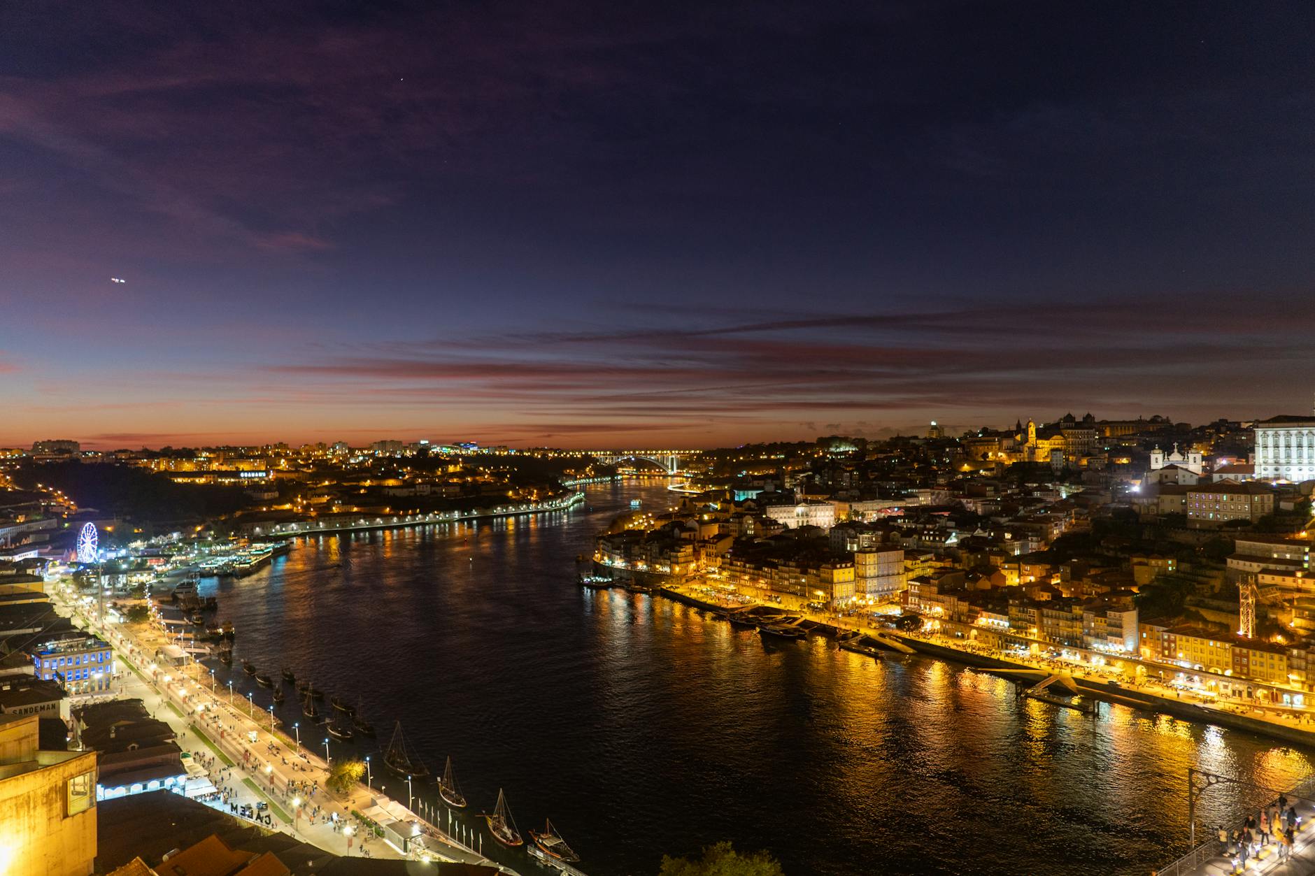 Nocna panorama Porto z oświetlonym nabrzeżem nad rzeką Douro