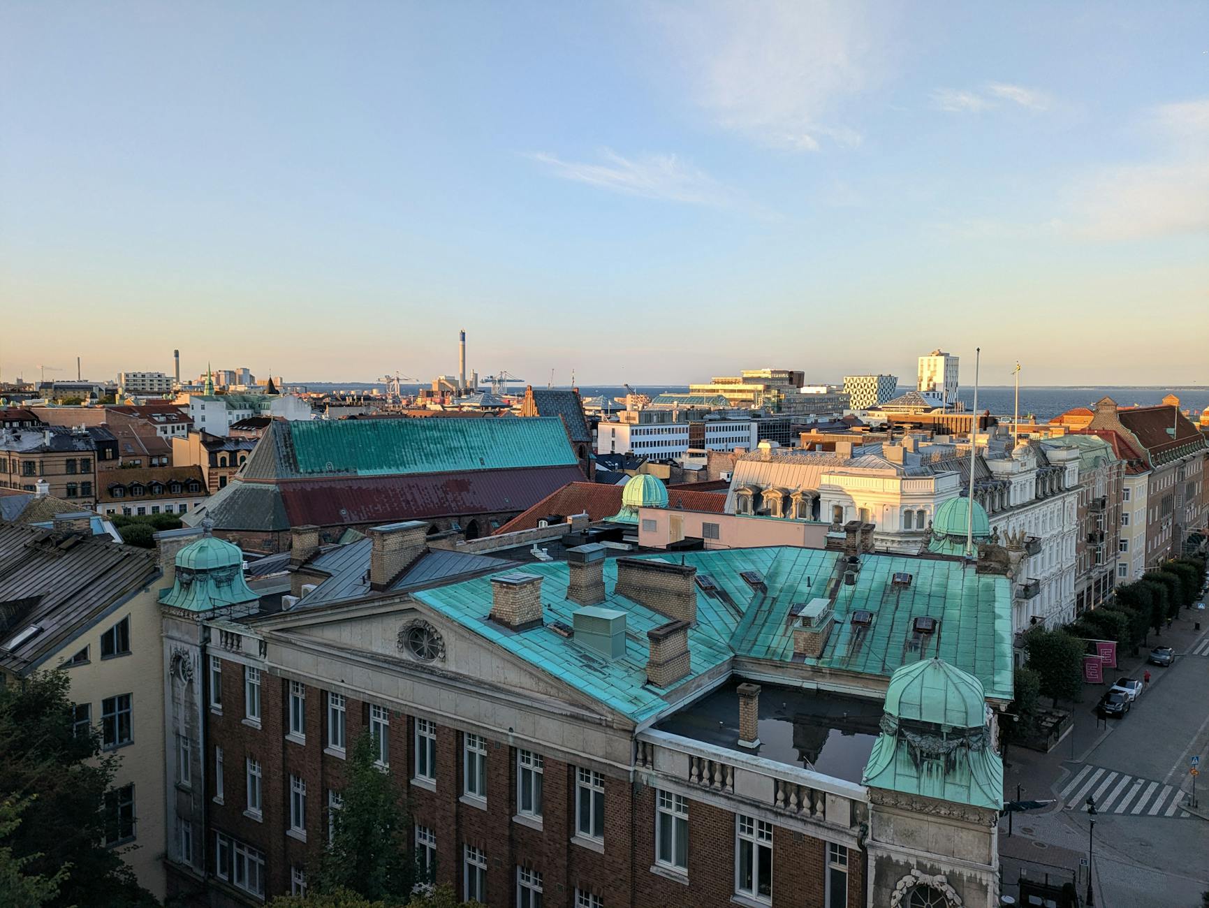 Panorama Helsingborga z lotu ptaka o zachodzie słońca nad Bałtykiem