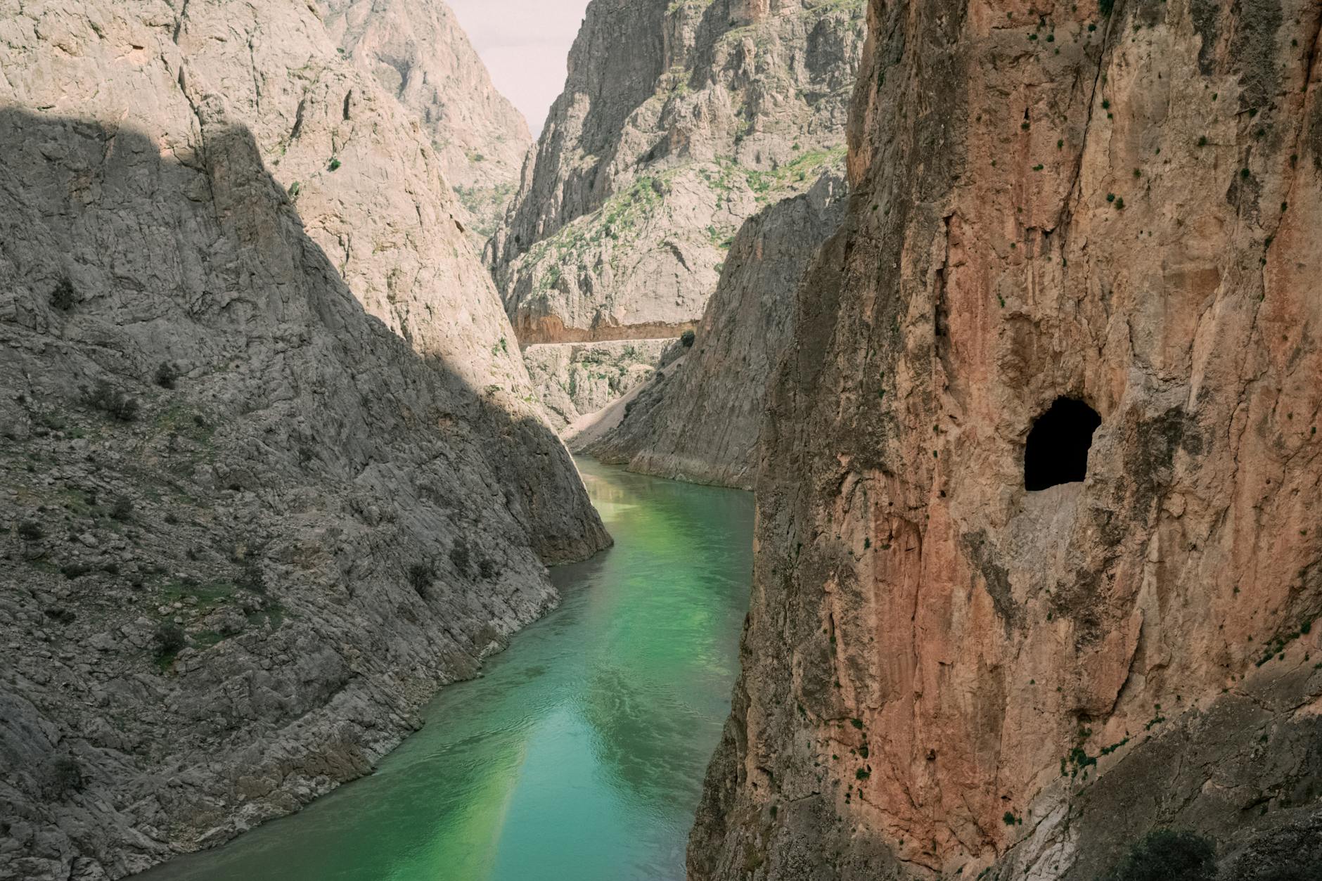Szmaragdowa rzeka płynąca przez wapienny kanion w Chorwacji