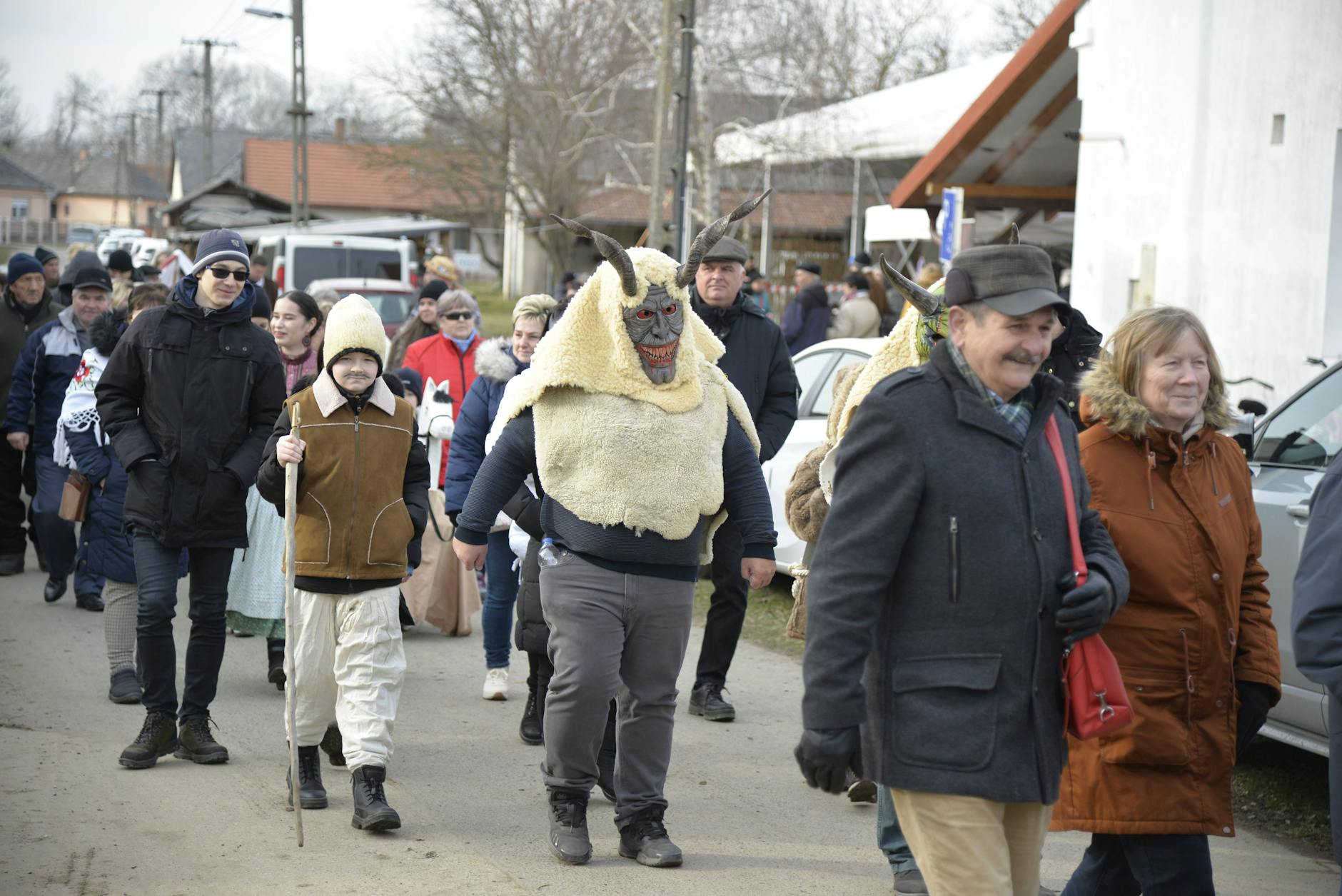 Barwny korowód w tradycyjnych strojach na festiwalu w Panyoli na Węgrzech