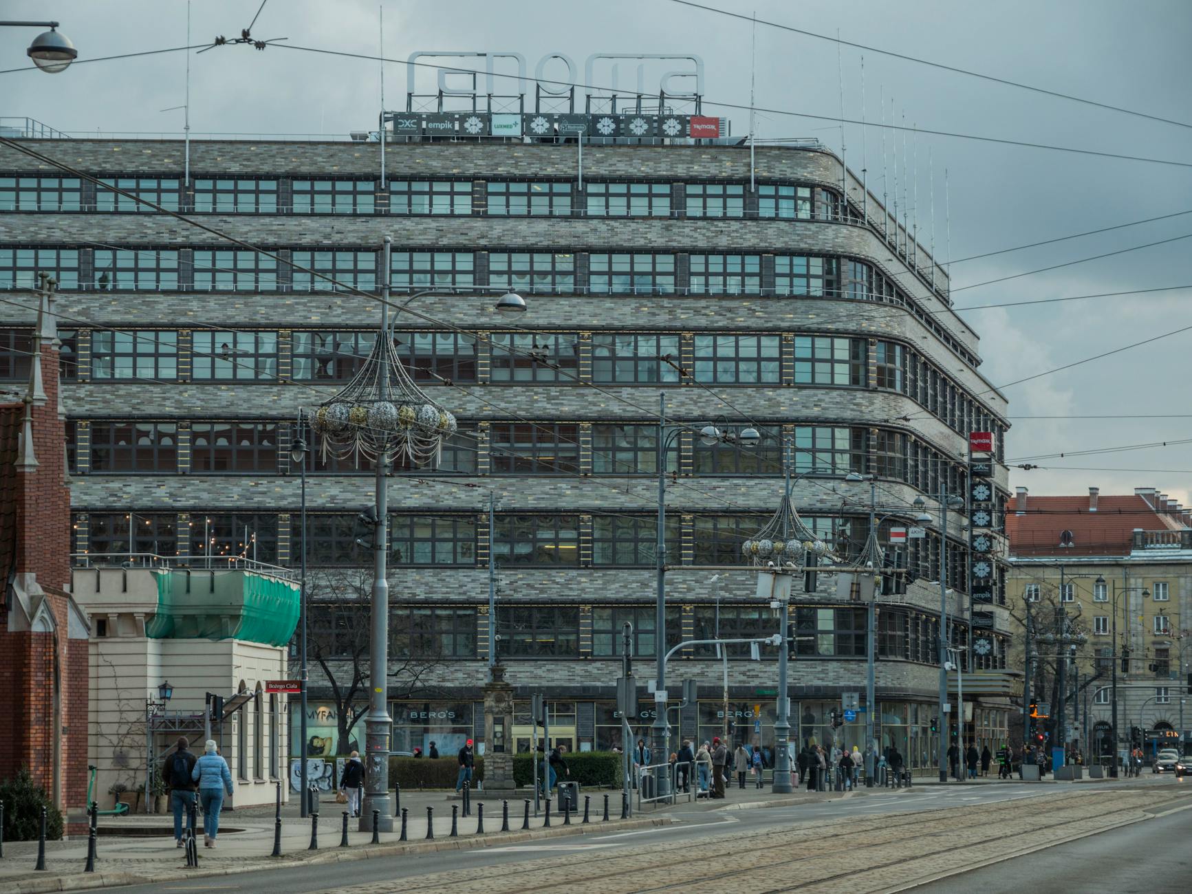 Dom towarowy Renoma we Wrocławiu na tle miejskiej zabudowy