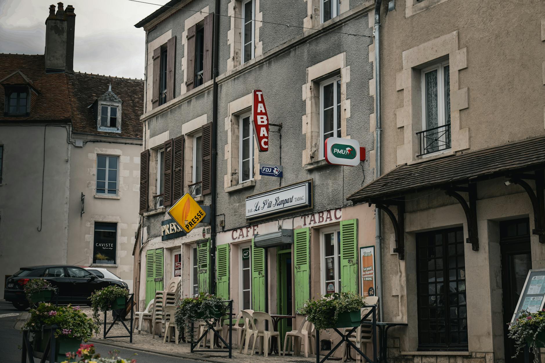 Kameralne francuskie bistro na ulicy w miasteczku Sancerre