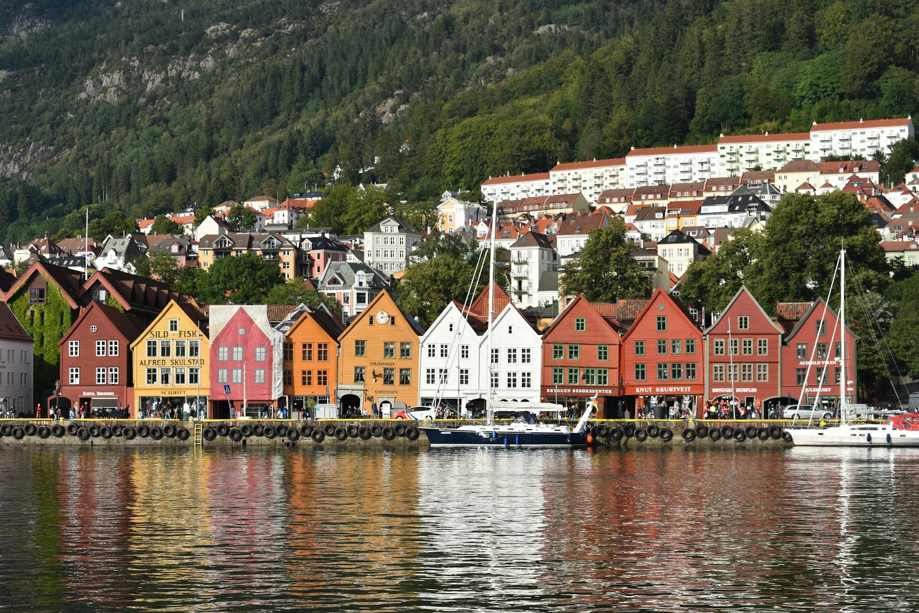 Kolorowe kamienice nad wodą w dzielnicy Bryggen w Bergen