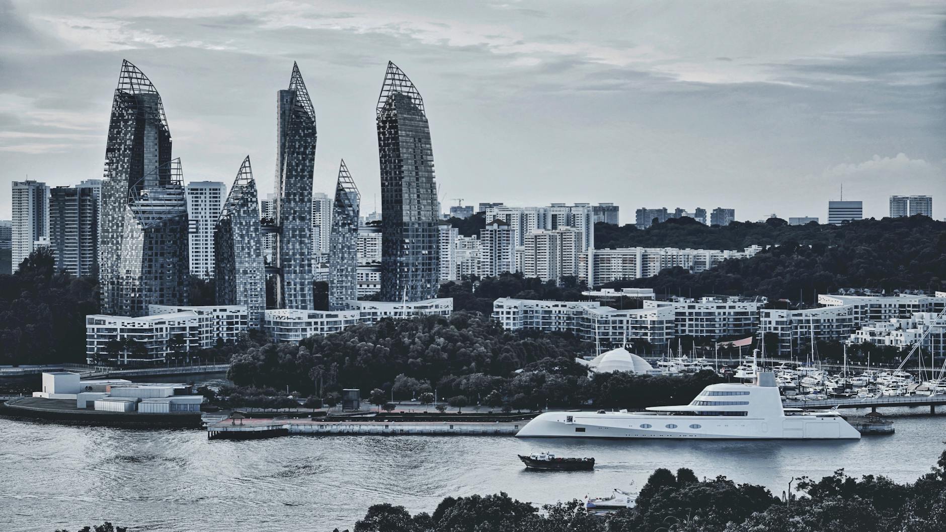 Luksusowy jacht na tle futurystycznych wieżowców nad wodą w Dubaju