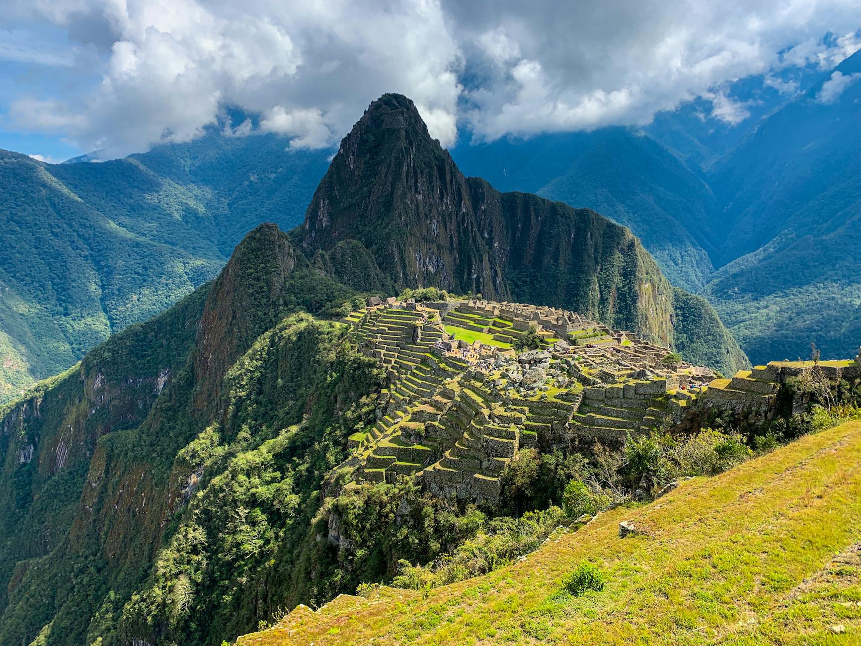 Machu Picchu wśród zielonych szczytów i chmur w Świętej Dolinie Inków