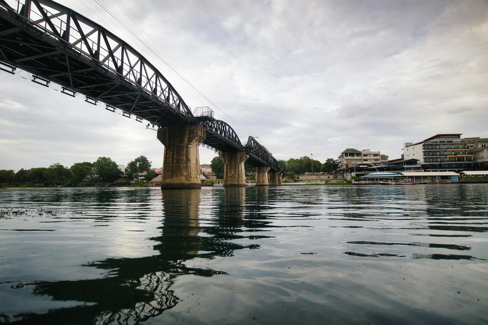 Most na rzece Kwai nad wodą w Kanchanaburi w Tajlandii
