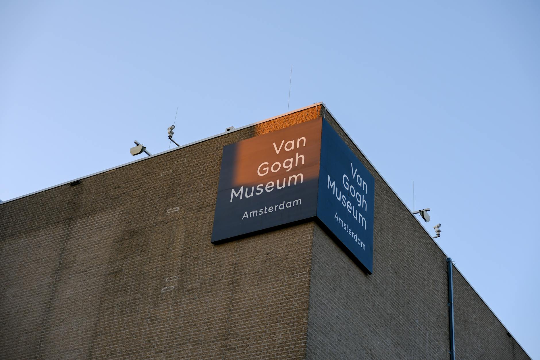 Muzeum Van Gogha w Amsterdamie w słoneczny dzień