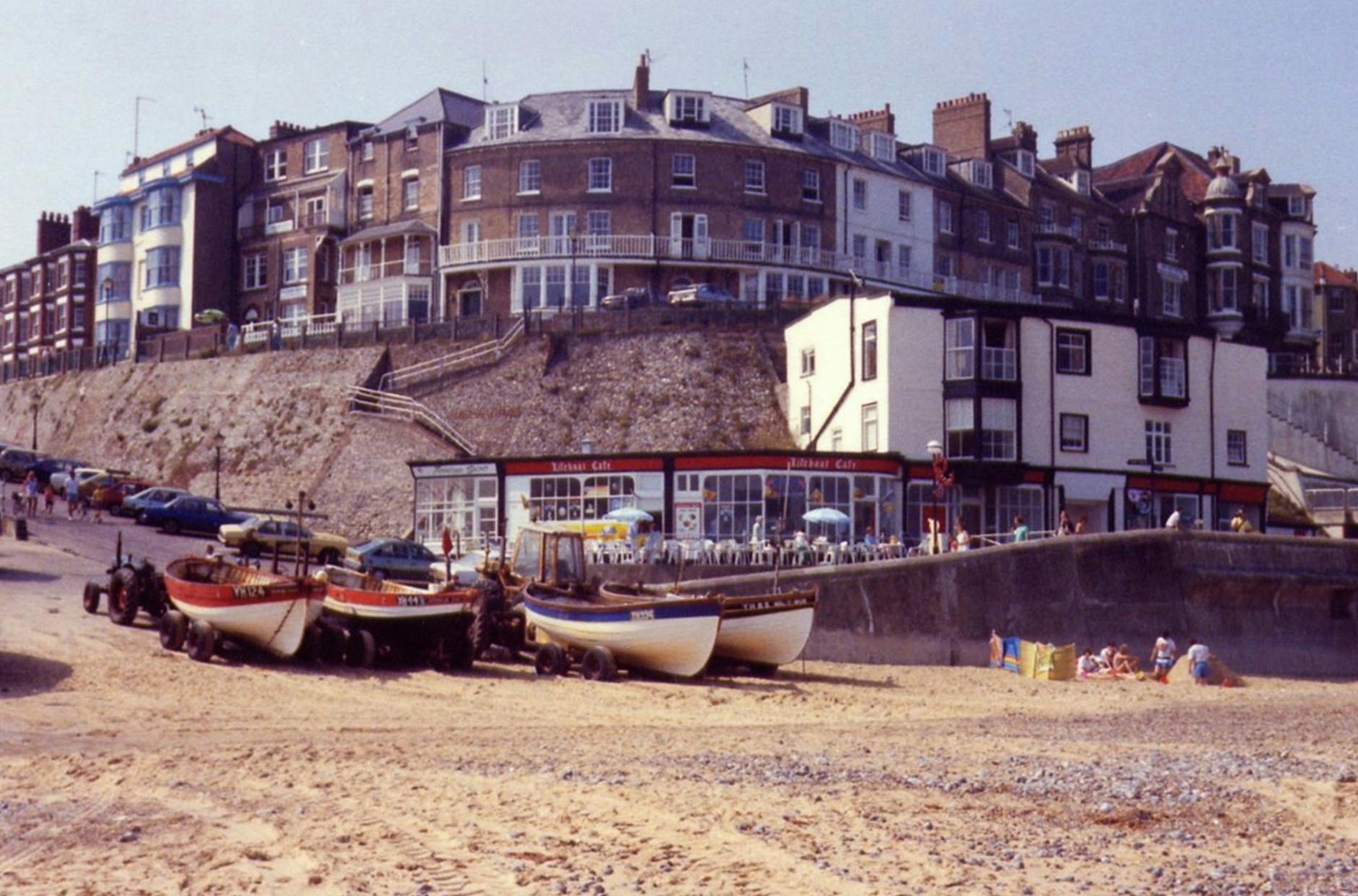 Nadmorska panorama Cromer w Norfolk z łodziami i zabytkowymi budynkami