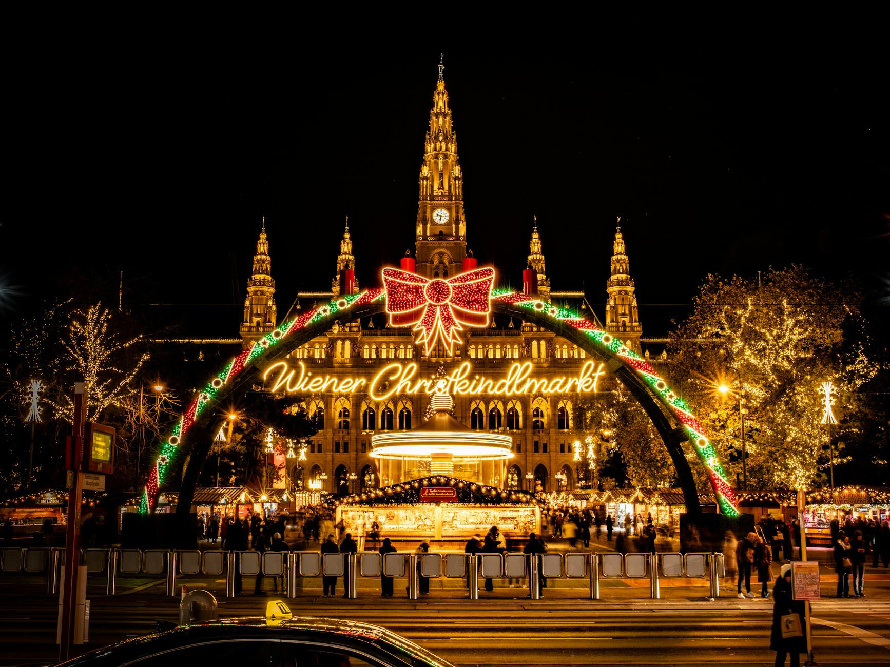 Nocny jarmark bożonarodzeniowy na Rathausplatz w Wiedniu