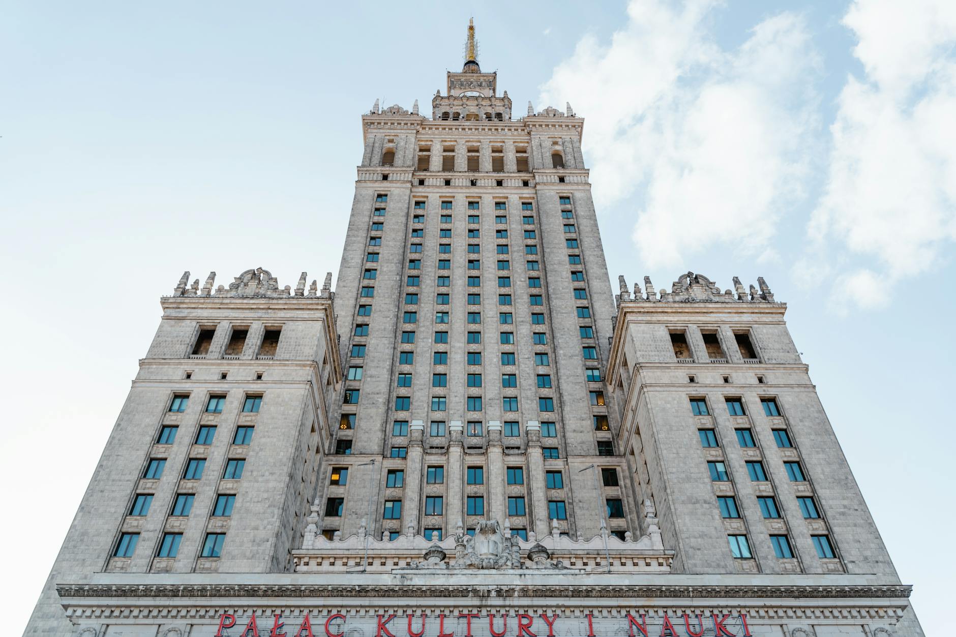 Pałac Kultury i Nauki w Warszawie sfotografowany z dołu na tle nieba
