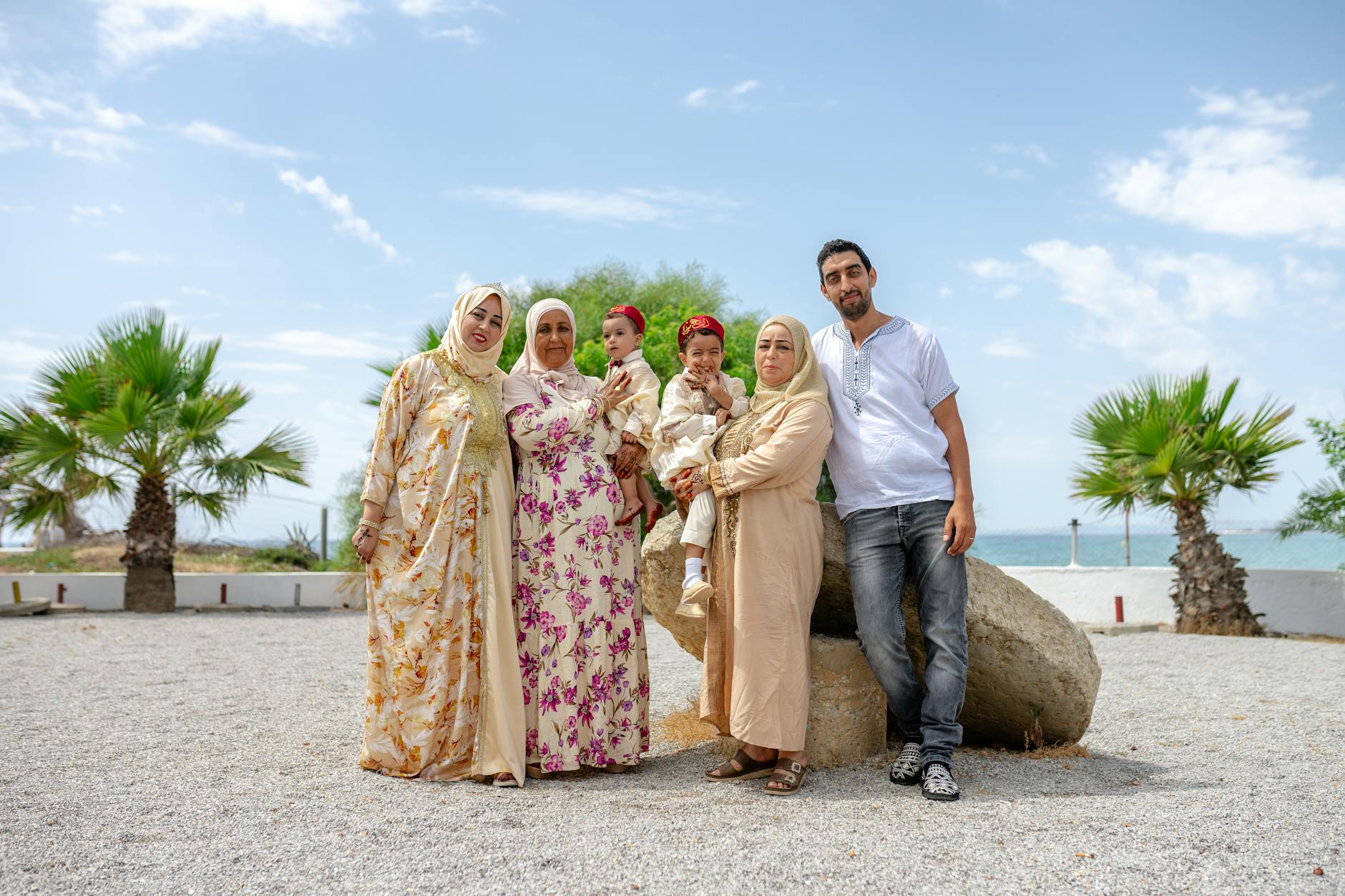 Rodzina z dziećmi pozuje na słonecznej plaży w Nabeul w Tunezji