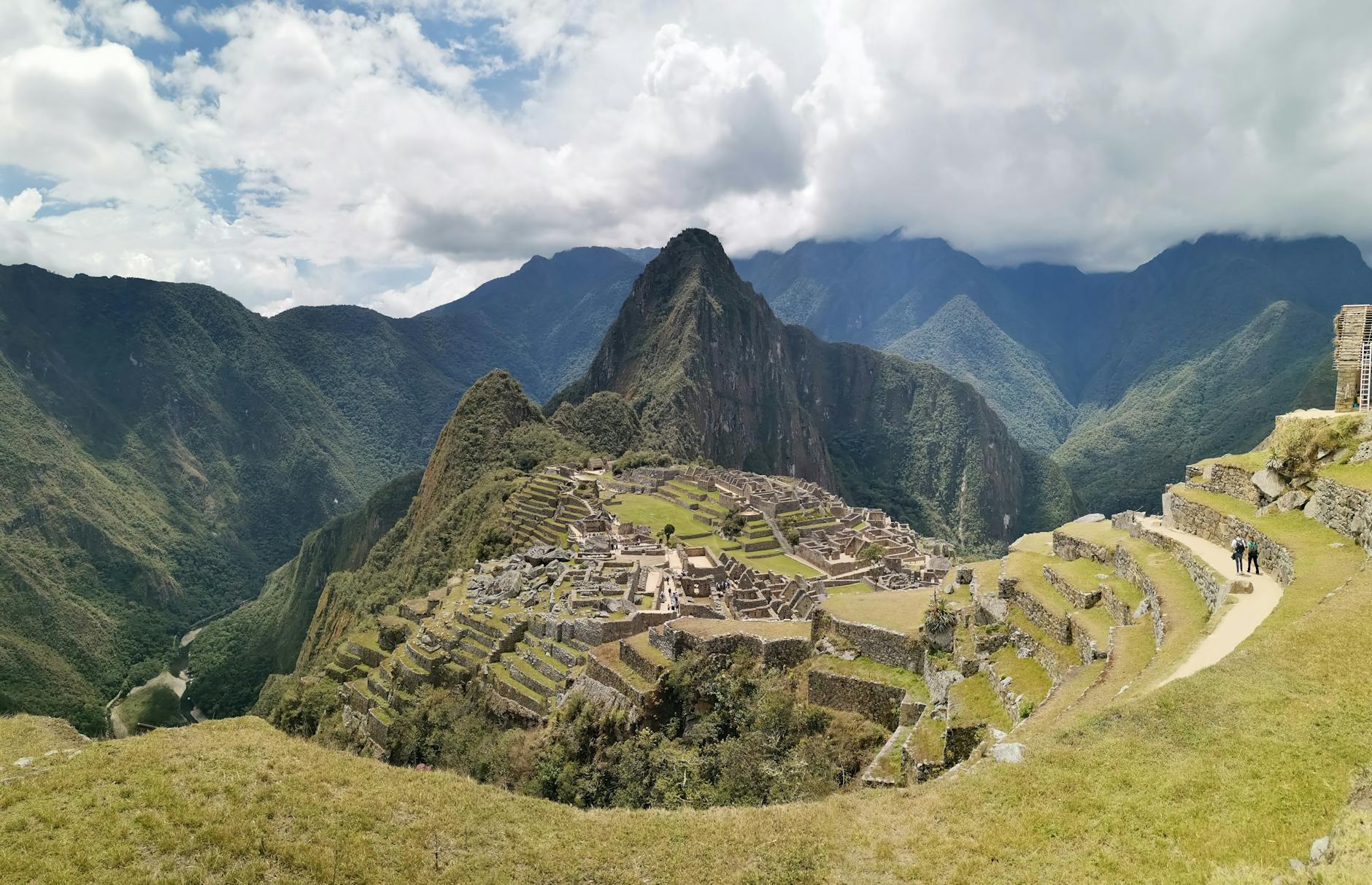 Ruiny Machu Picchu pośród gór w Świętej Dolinie Inków