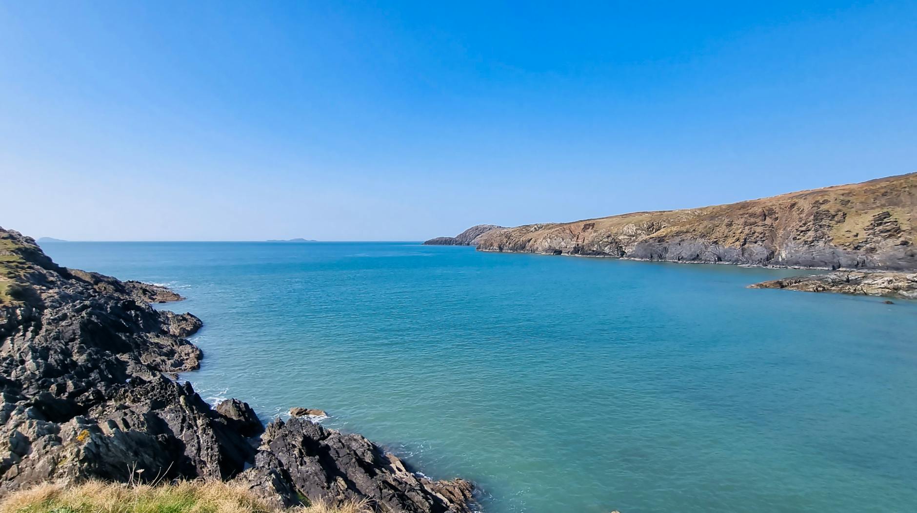 Skaliste wybrzeże St Davids w Walii z turkusową wodą