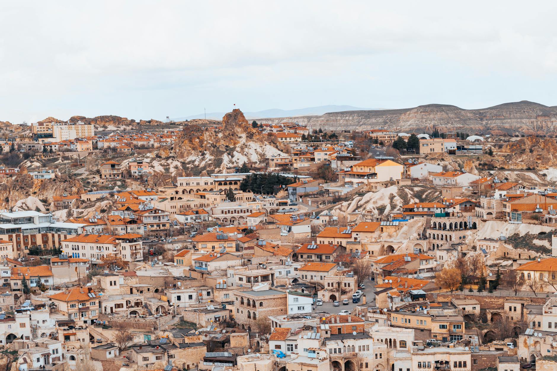 Skały i historyczna zabudowa Kapadocji w Turcji o zachodzie słońca