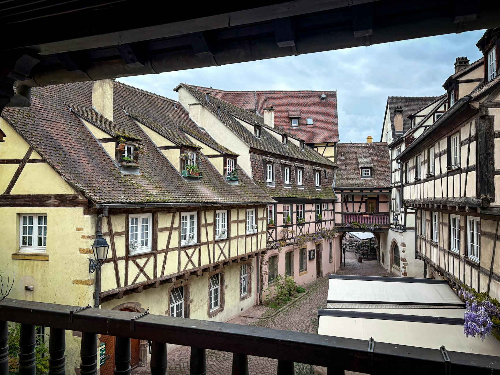 Średniowieczna uliczka we Francji z brukiem i szachulcowymi kamienicami