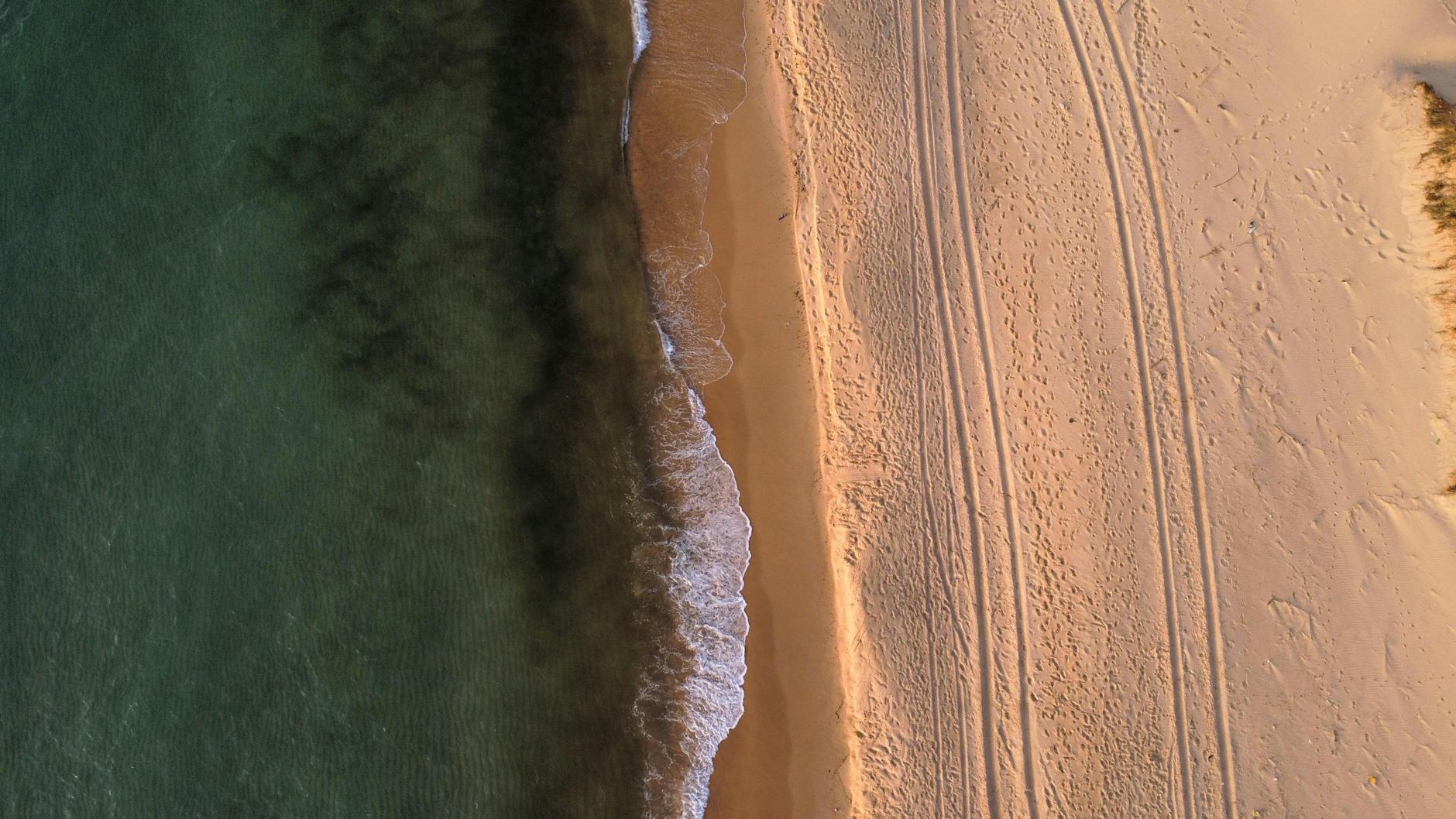 Szeroka, spokojna plaża z lotu ptaka w Béja w Tunezji