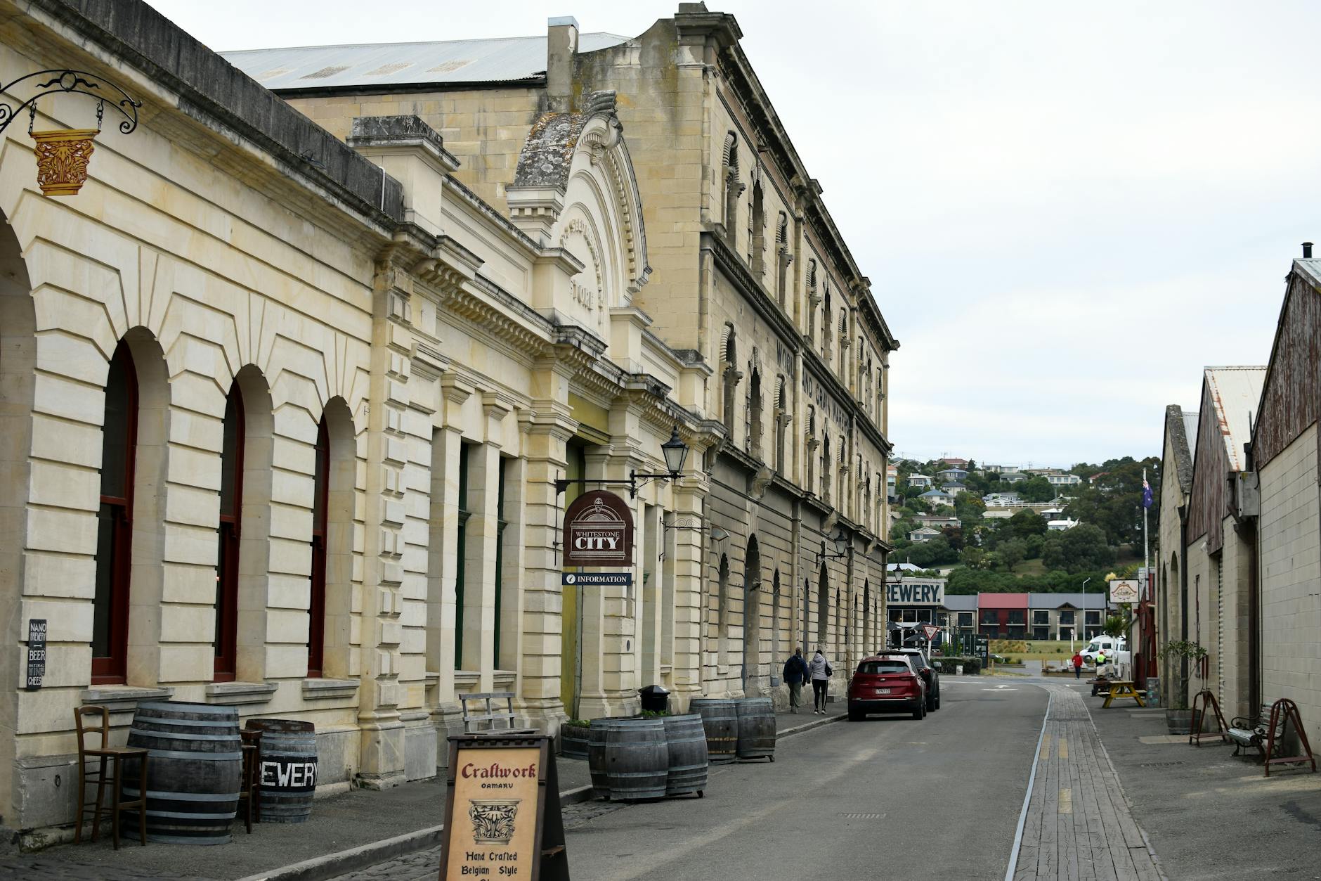 Zabytkowe kamienice przy ulicy w Oamaru na południu Nowej Zelandii