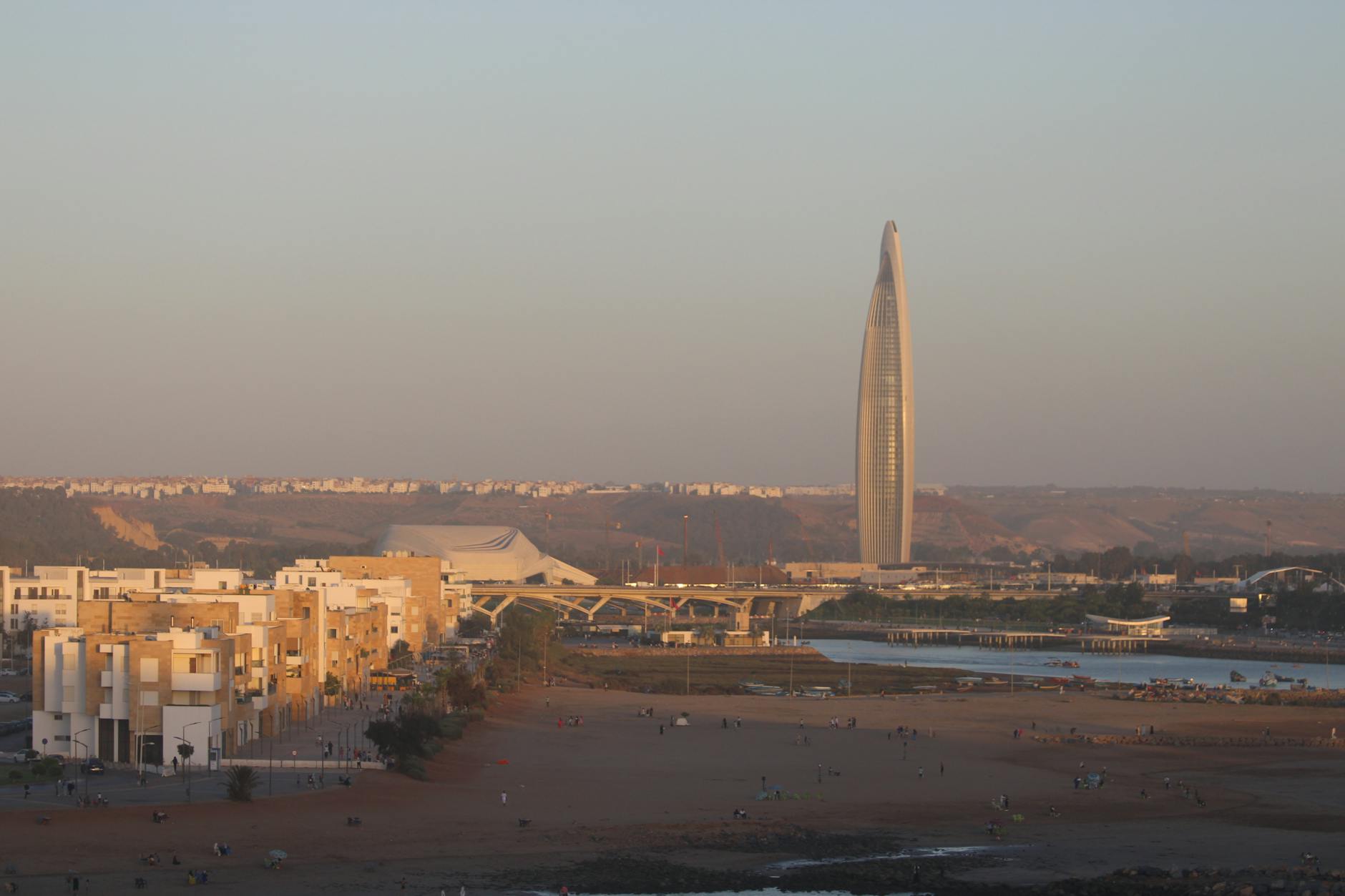 Zachód słońca nad Rabatem z nowoczesną wieżą i panoramą miasta
