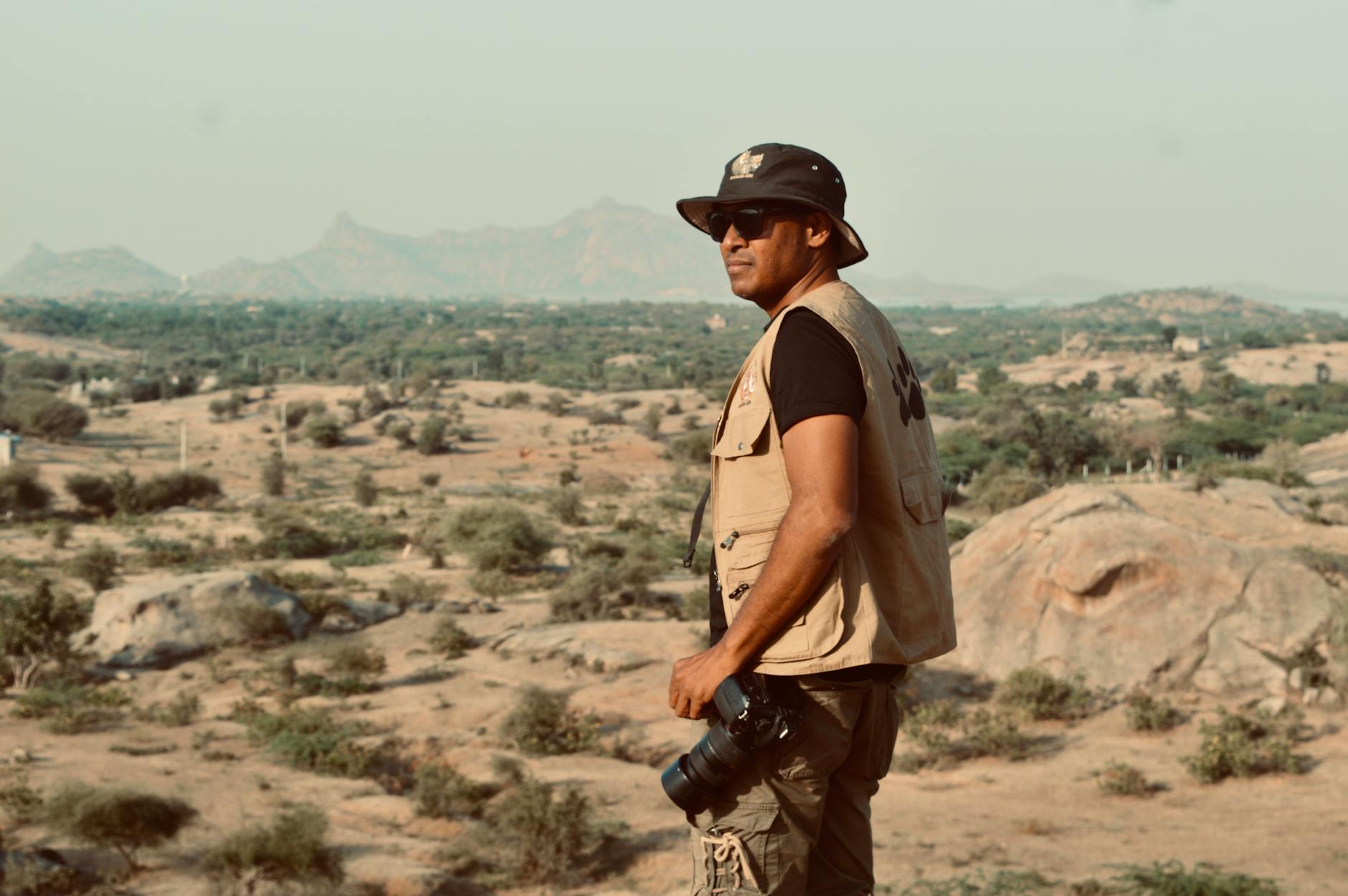 Fotograf z aparatem na pustyni w Arabii Saudyjskiej