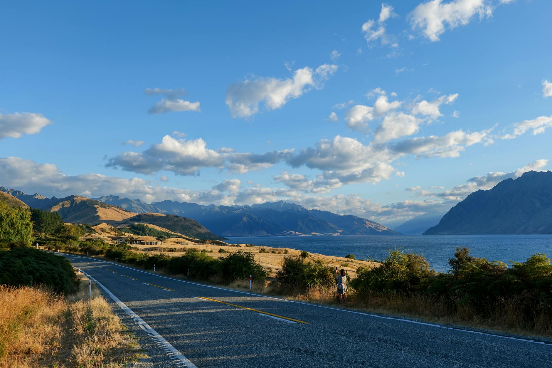 Górska droga nad jeziorem w Nowej Zelandii podczas słonecznego dnia