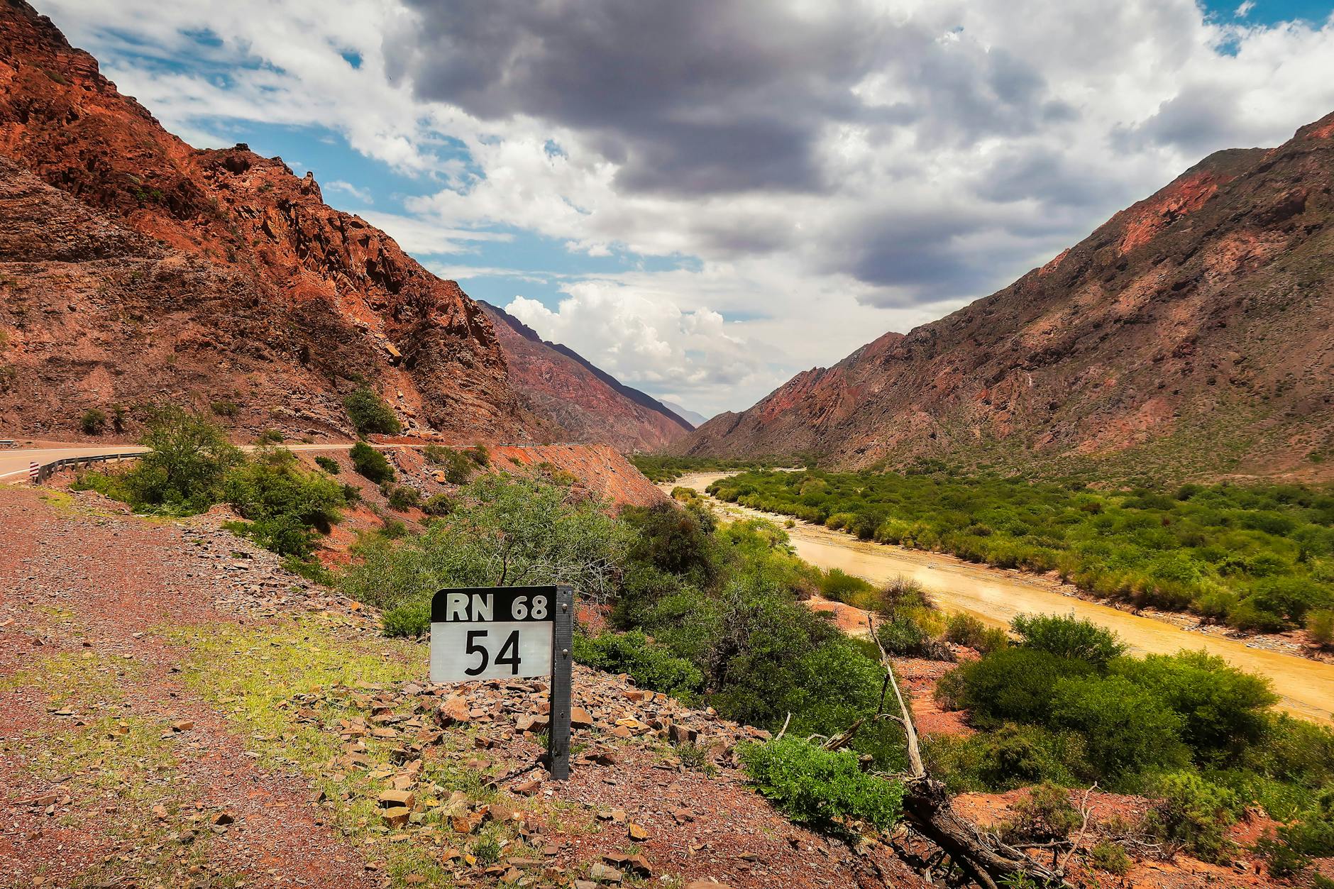 Górska trasa widokowa w Argentynie z drogowskazem w słoneczny dzień
