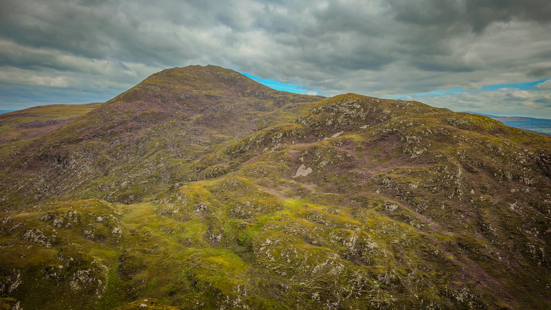 Górzysty krajobraz Croaghaun w Irlandii pod pochmurnym niebem