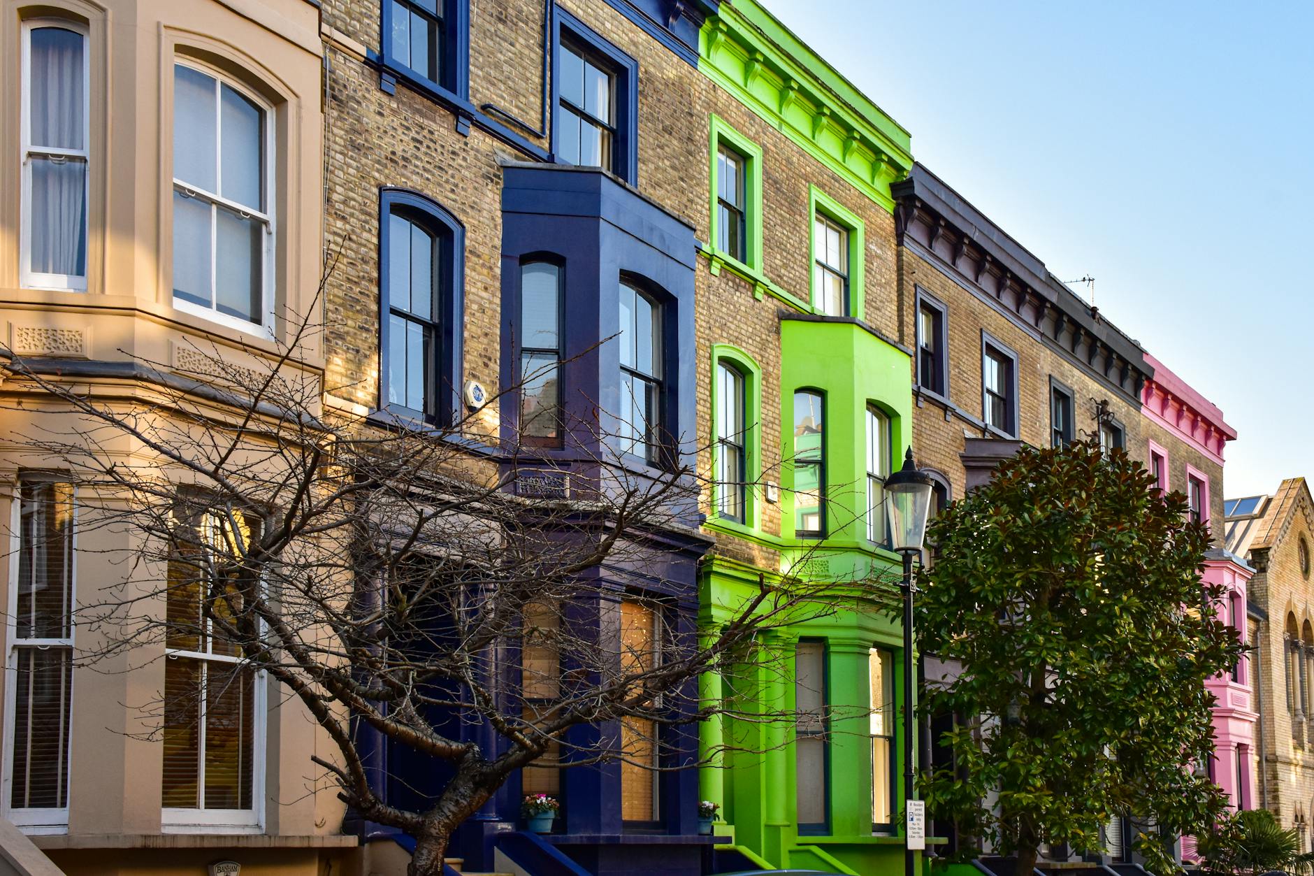 Kolorowe szeregowe domy w jednej z fotogenicznych dzielnic Londynu