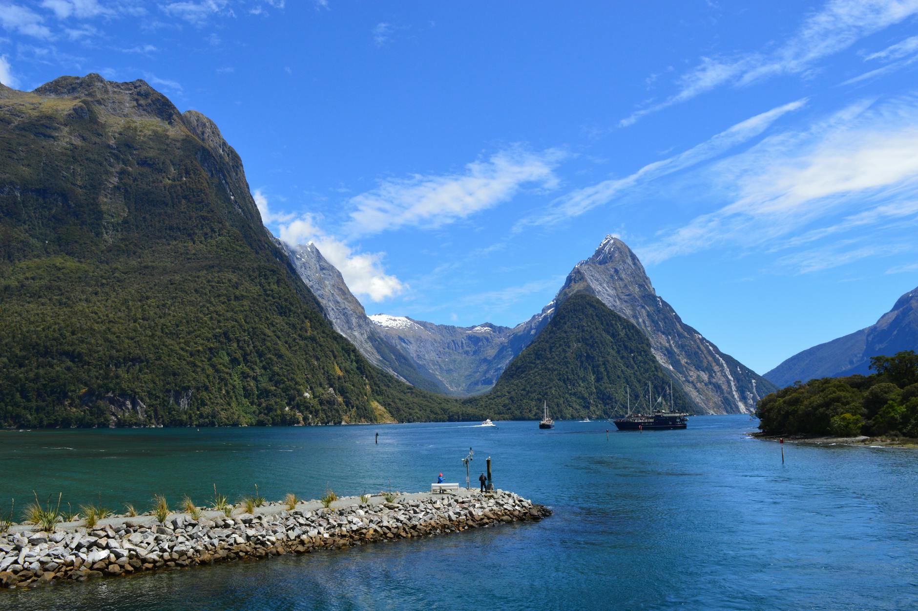 Milford Sound w Fiordlandzie, góry nad spokojnymi wodami fiordu