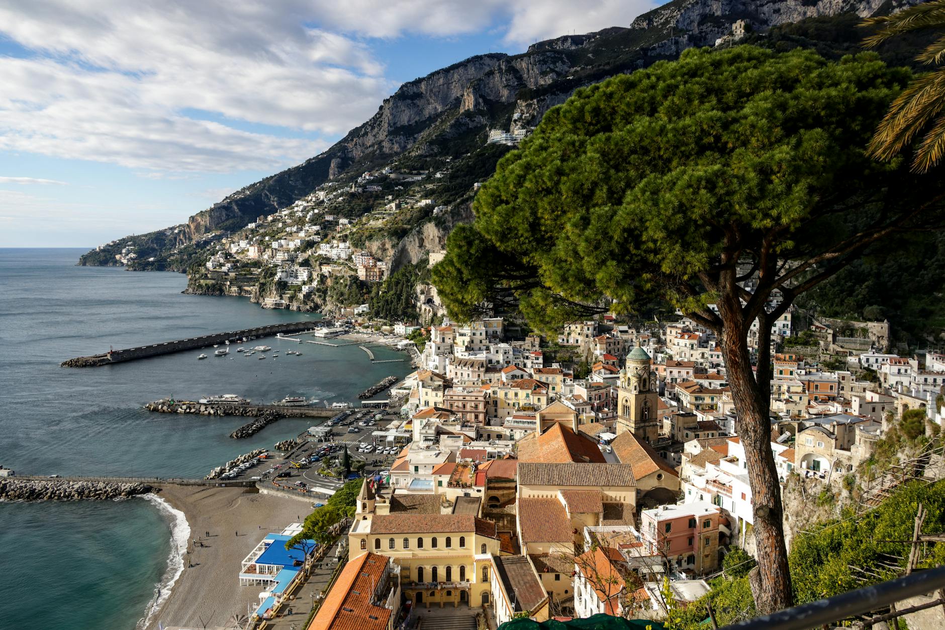 Nadmorskie miasteczko z jasnymi domami na klifie nad Morzem Śródziemnym