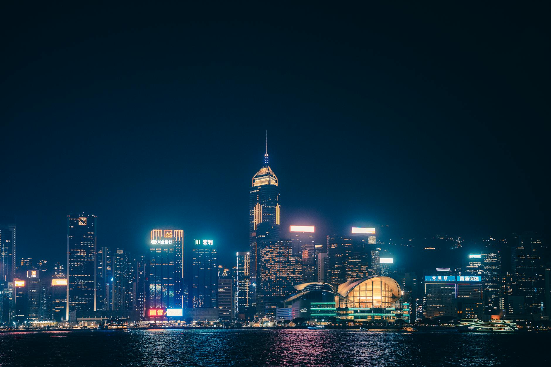 Nocna panorama Hongkongu z oświetlonym drapaczem chmur