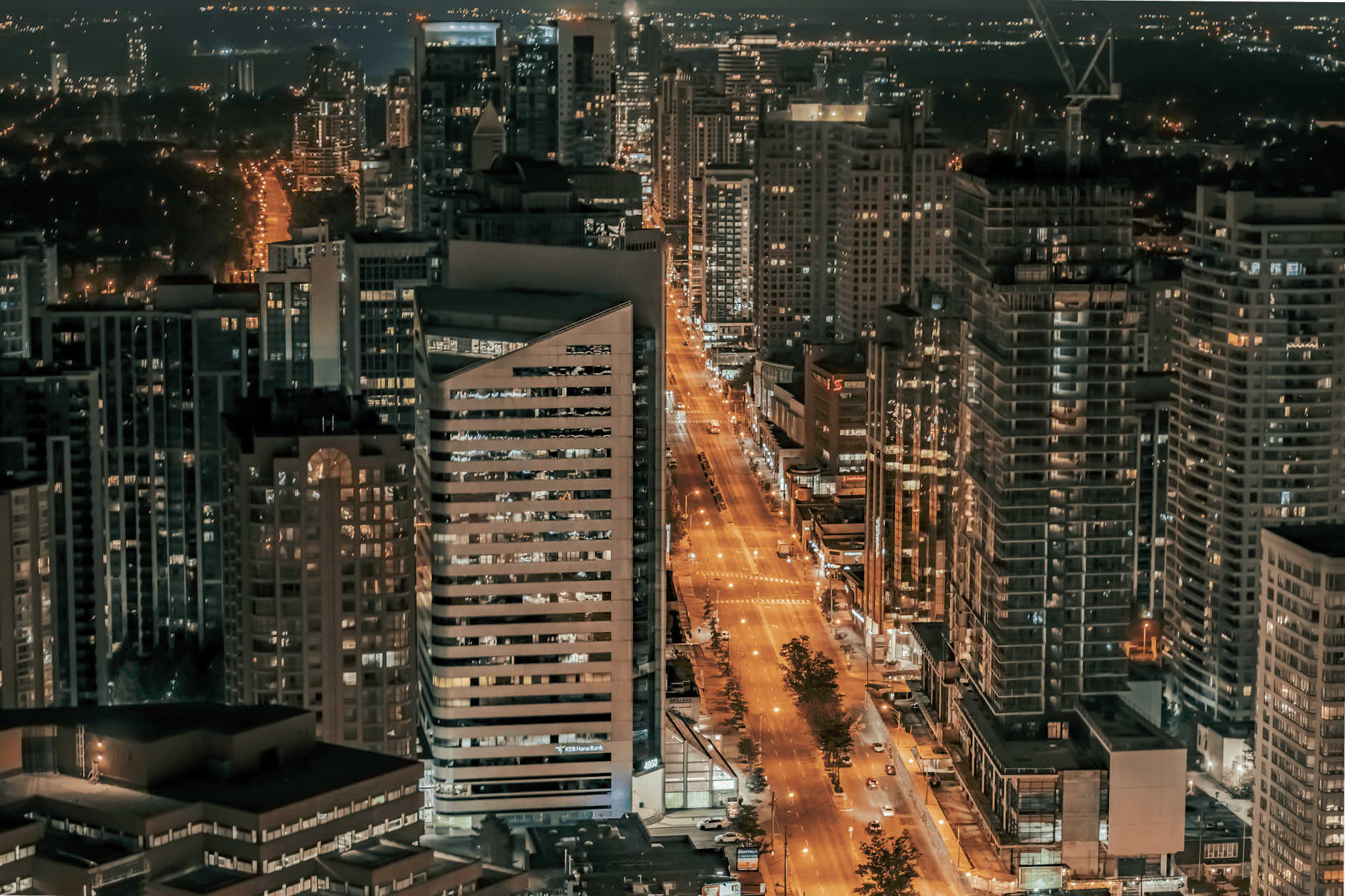 Nocna panorama Toronto z lotu ptaka z oświetloną miejską zabudową