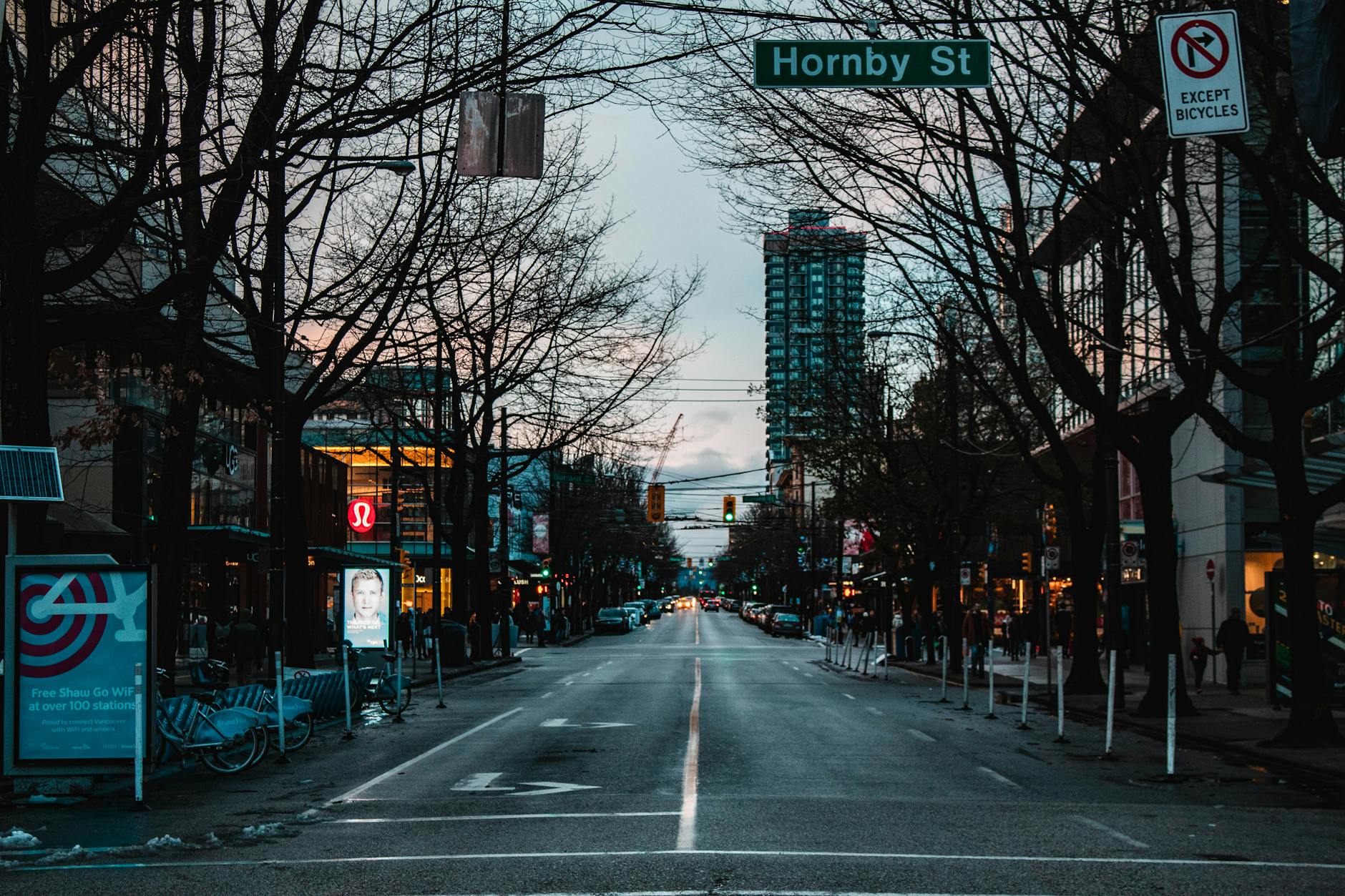 Nocny widok ulicy Hornby Street w centrum Vancouver