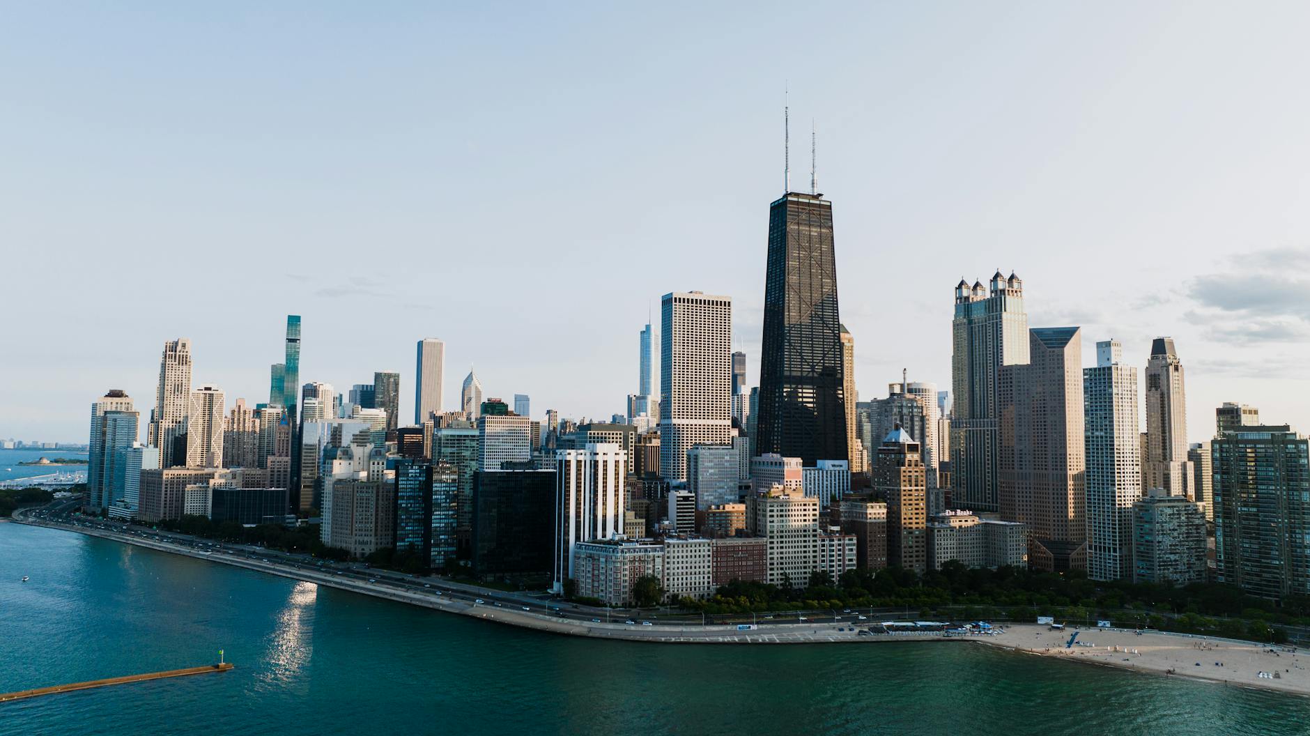 Panorama Chicago z lotu ptaka o zmierzchu, wieżowce nad jeziorem Michigan