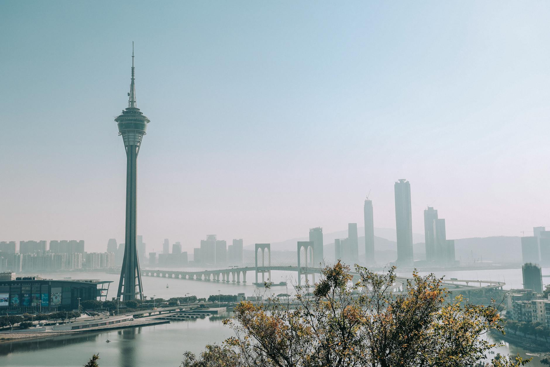 Panorama Makau z mostem i wieżą na tle spokojnego, błękitnego nieba