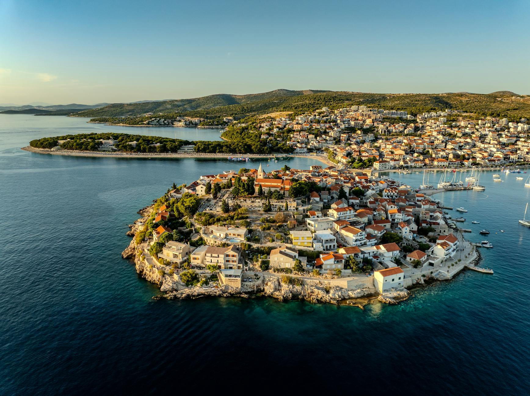 Półwysep Primošten otoczony turkusowym morzem widziany z lotu ptaka