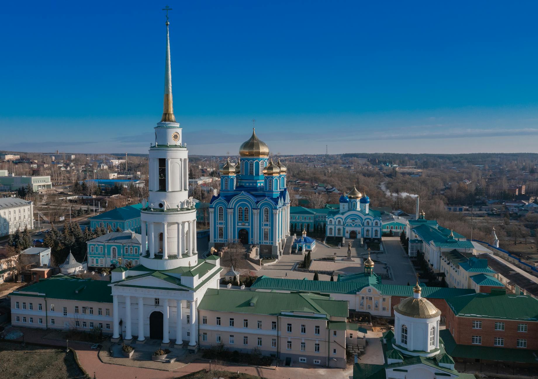 Widok z lotu ptaka na klasztor z złotymi kopułami w Rosji
