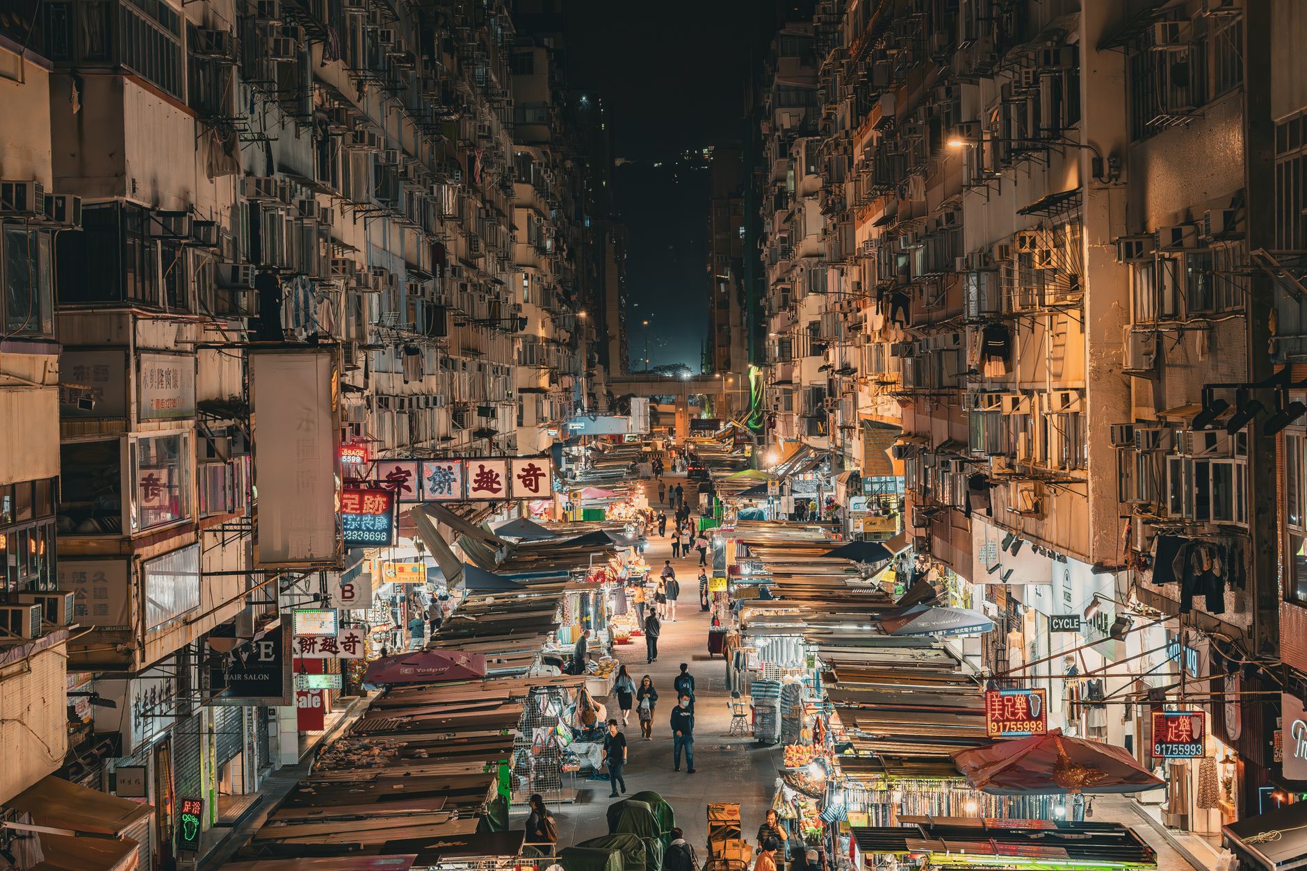 Nocny targ Mong Kok w Hongkongu w świetle kolorowych neonów Nocny targ Mong Kok w Hongkongu w świetle kolorowych neonów