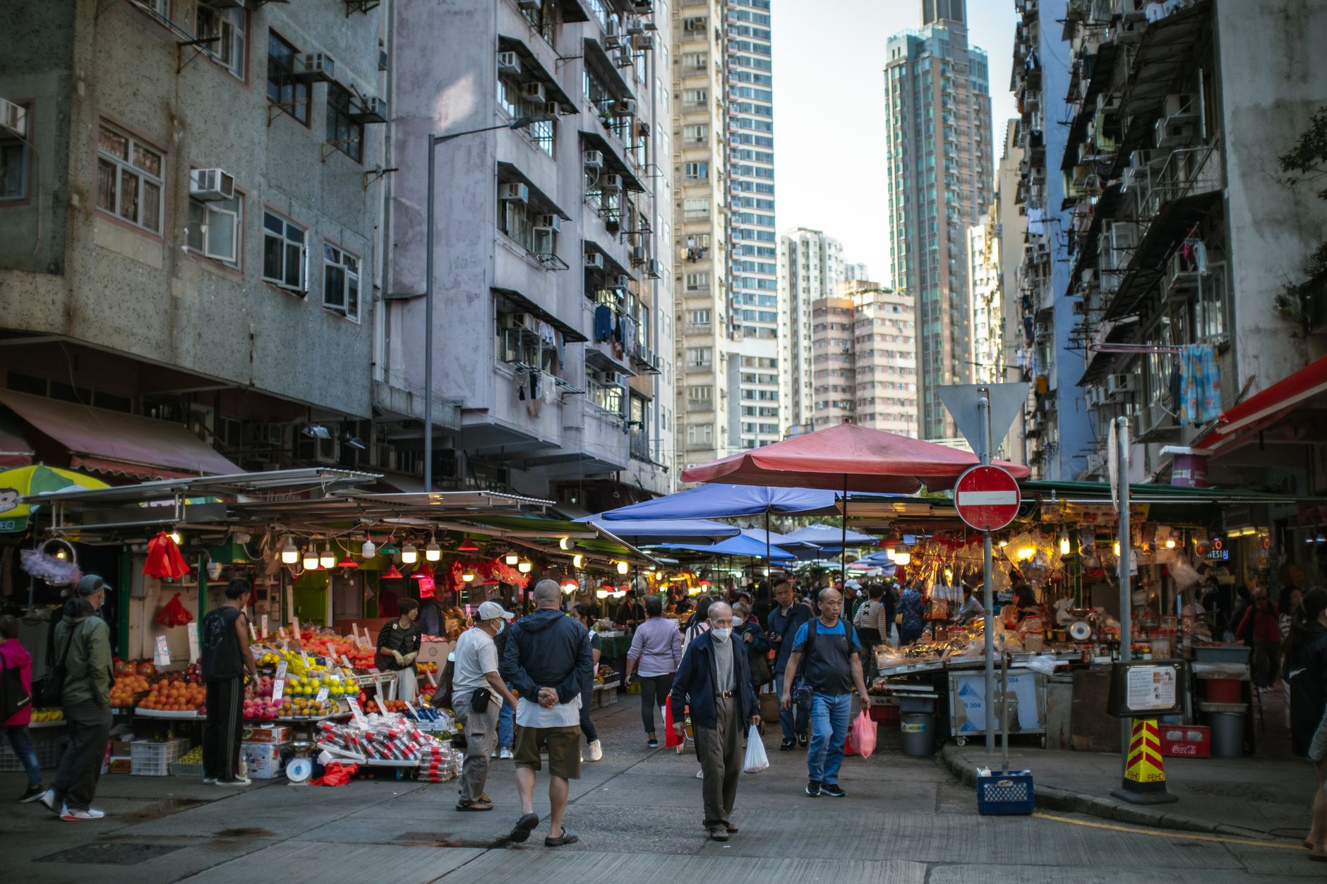 Tętniący życiem targ uliczny w Hongkongu na tle wysokich wieżowców