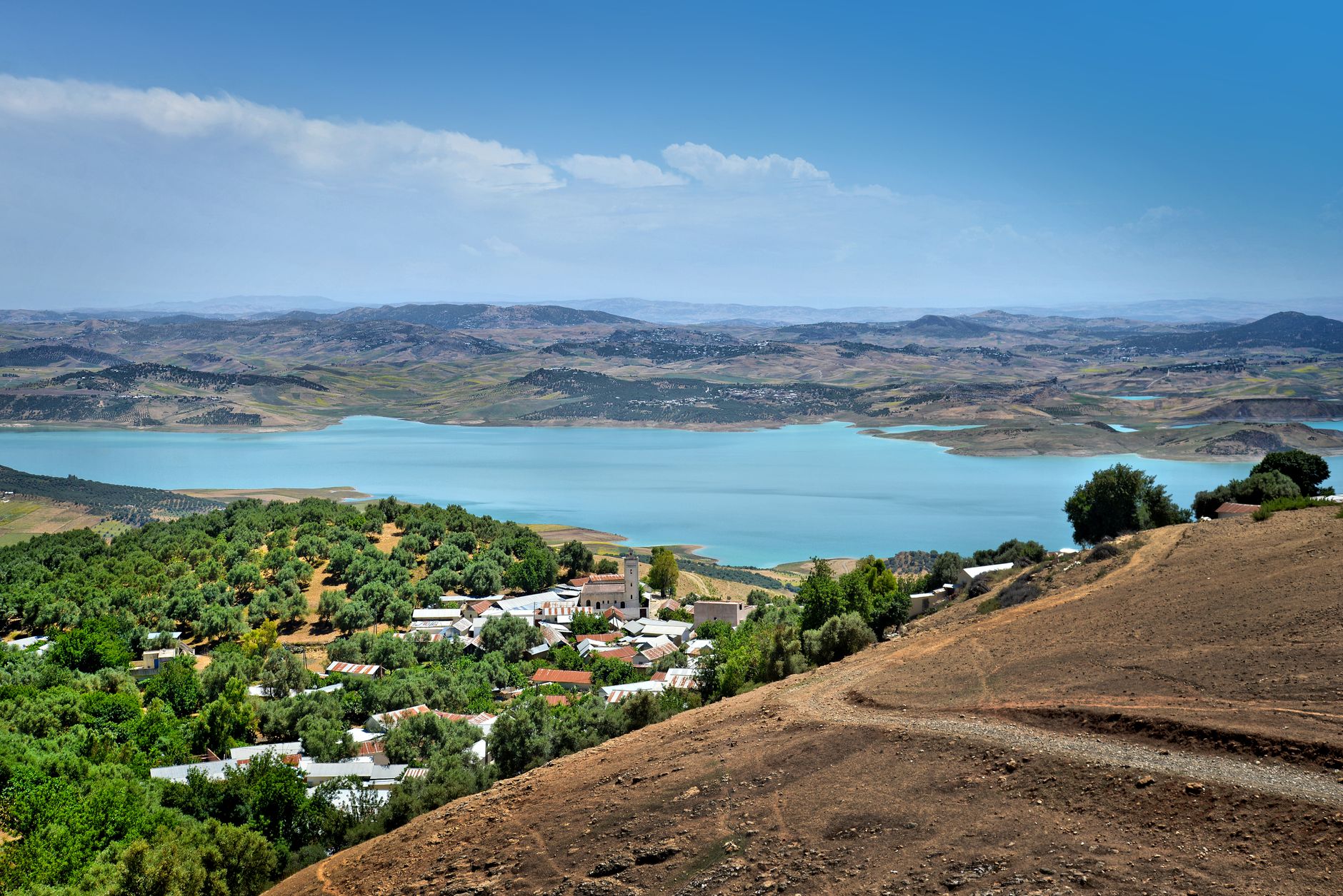 Wzgórza i jezioro Taounate w regionie Fès-Meknès w Maroku