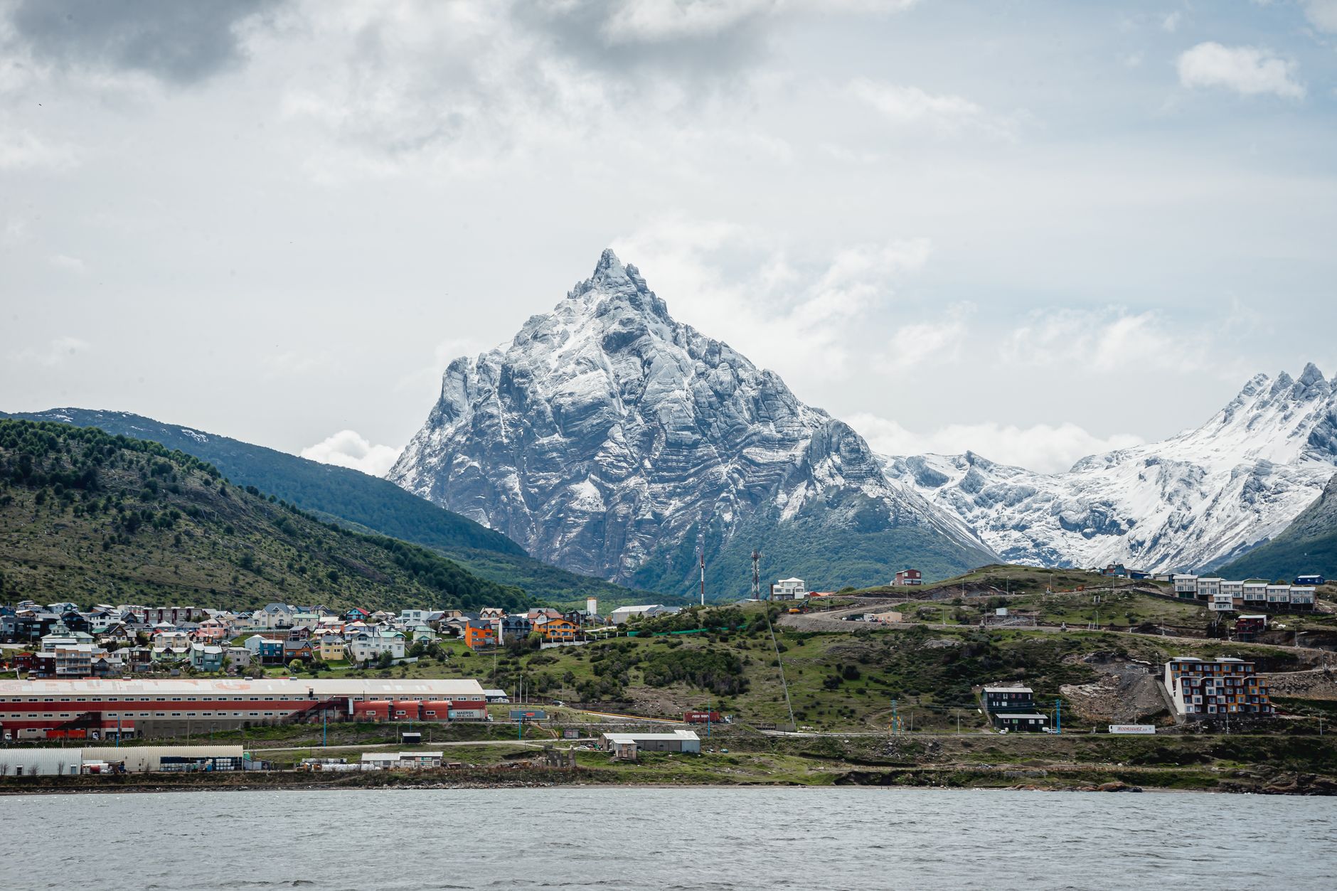 Ushuaia zimą z ośnieżonymi szczytami górskimi nad miastem