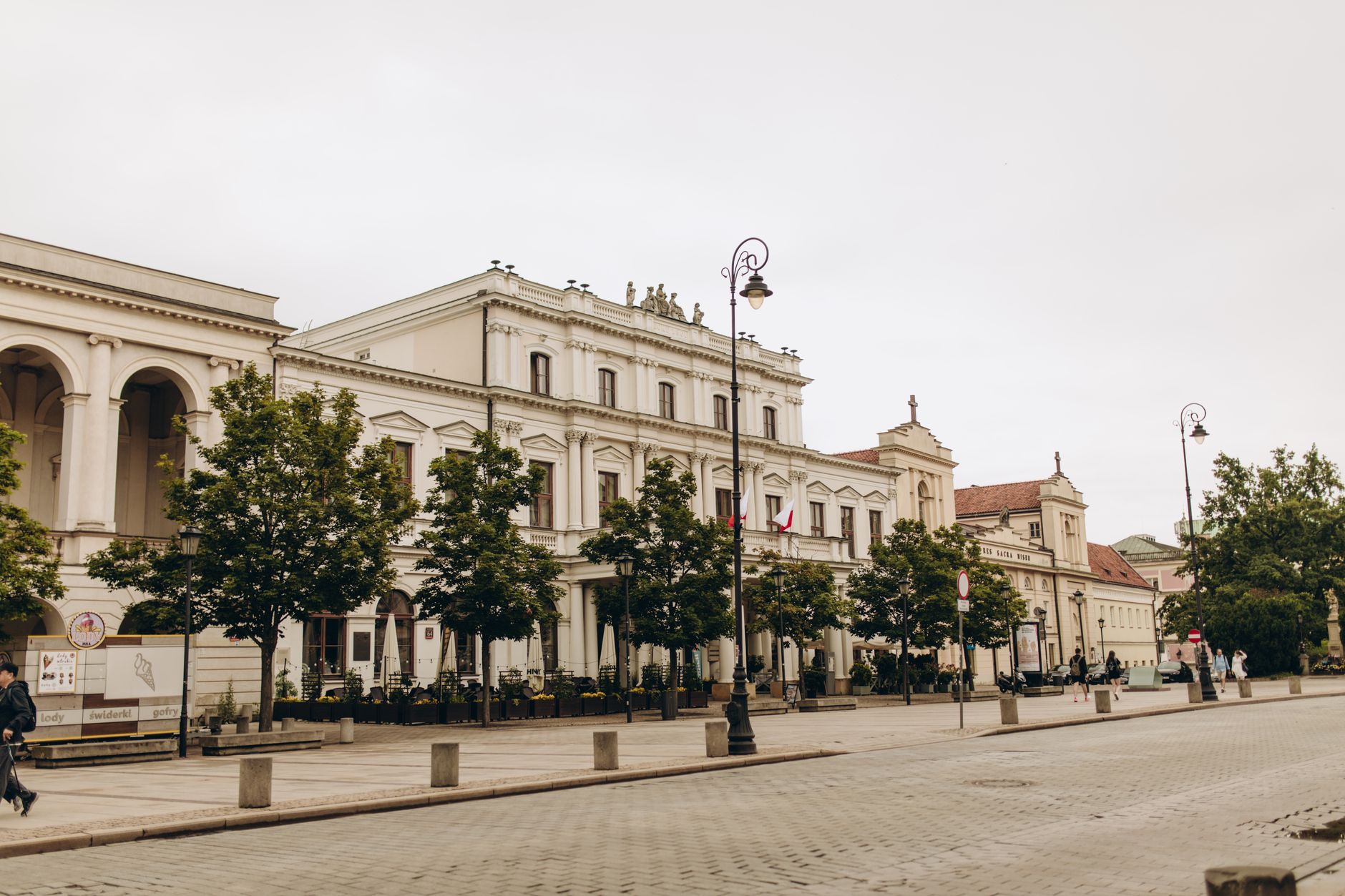Zabytkowa kamienica Polonia House przy spokojnej ulicy w Warszawie Zabytkowa kamienica Polonia House przy spokojnej ulicy w Warszawie