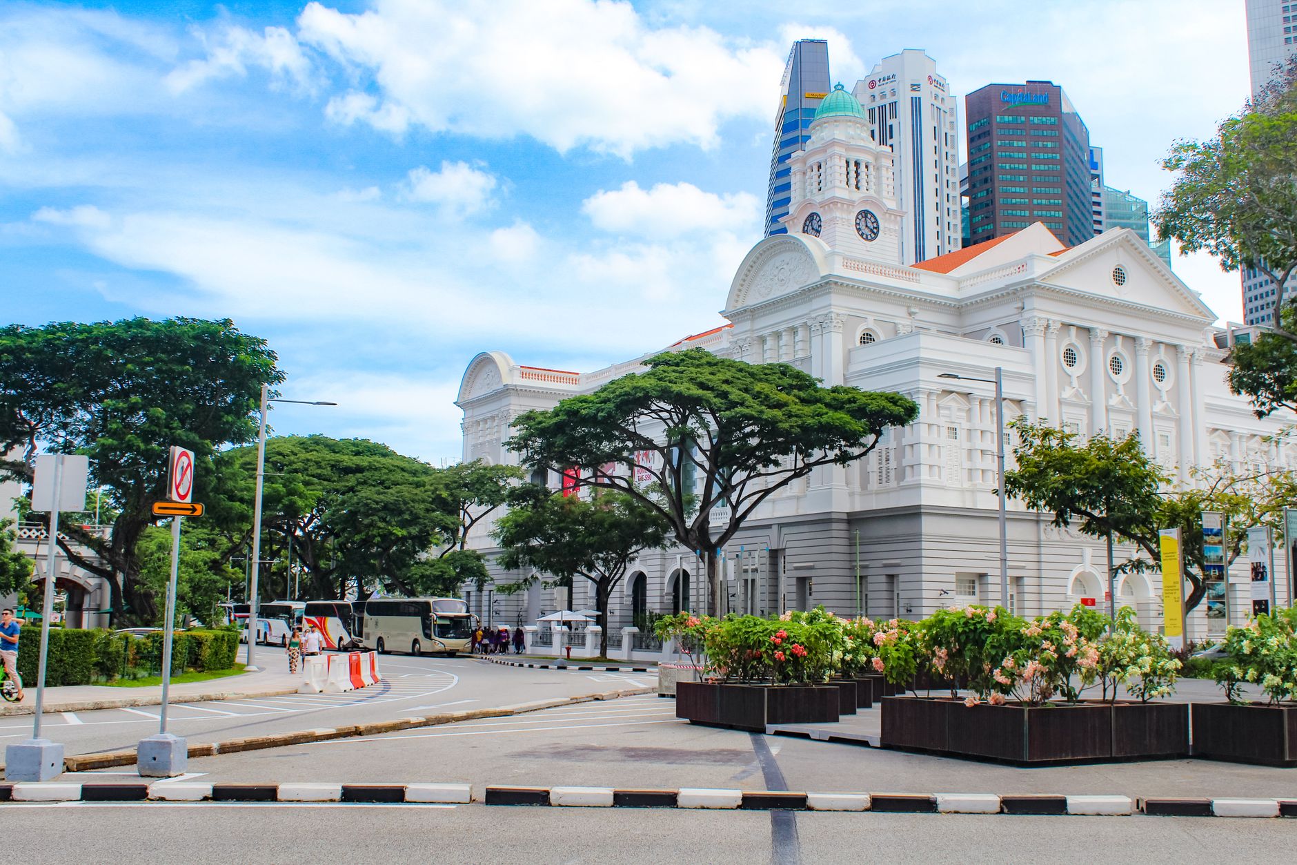 Victoria Concert Hall i panorama miasta w Singapurze