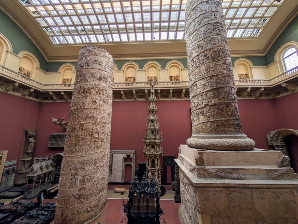Klasyczne kolumny we wnętrzu muzeum w Londynie