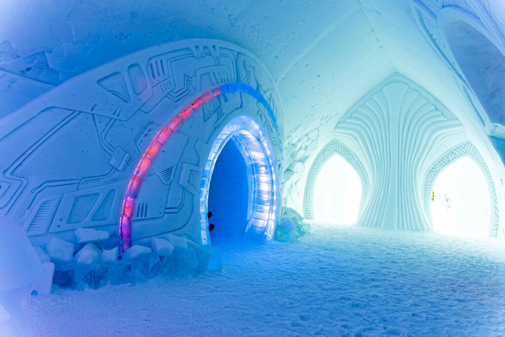Nocleg w Icehotel w Jukkasjärvi: ile kosztuje pobyt w lodowym pokoju i czy warto?