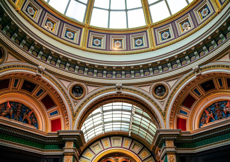 Ozdobny, kolorowy sufit we wnętrzu National Gallery w Londynie